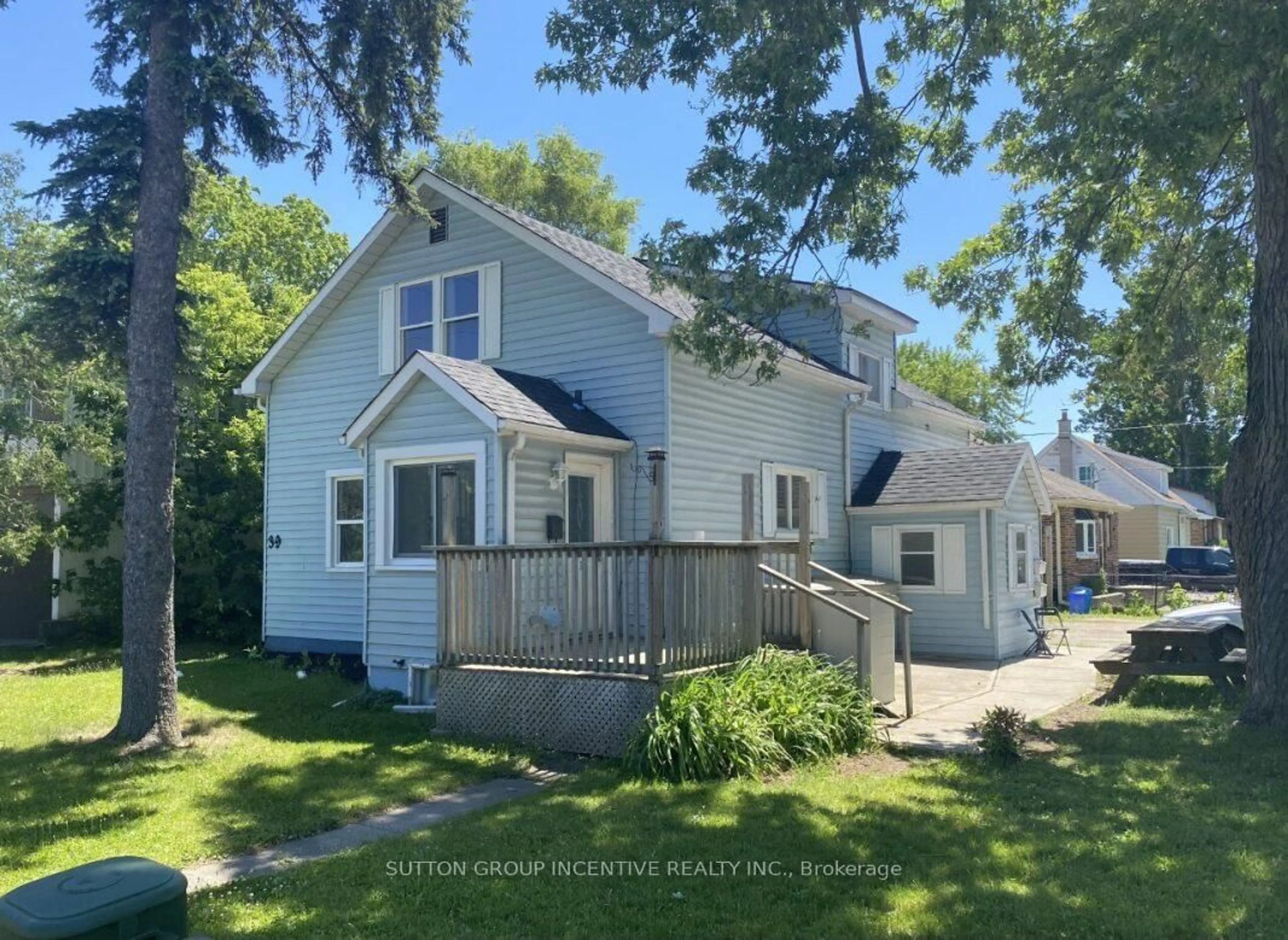 A pic from outside/outdoor area/front of a property/back of a property/a pic from drone, street for 39 Donald St, Barrie Ontario L4N 1E4