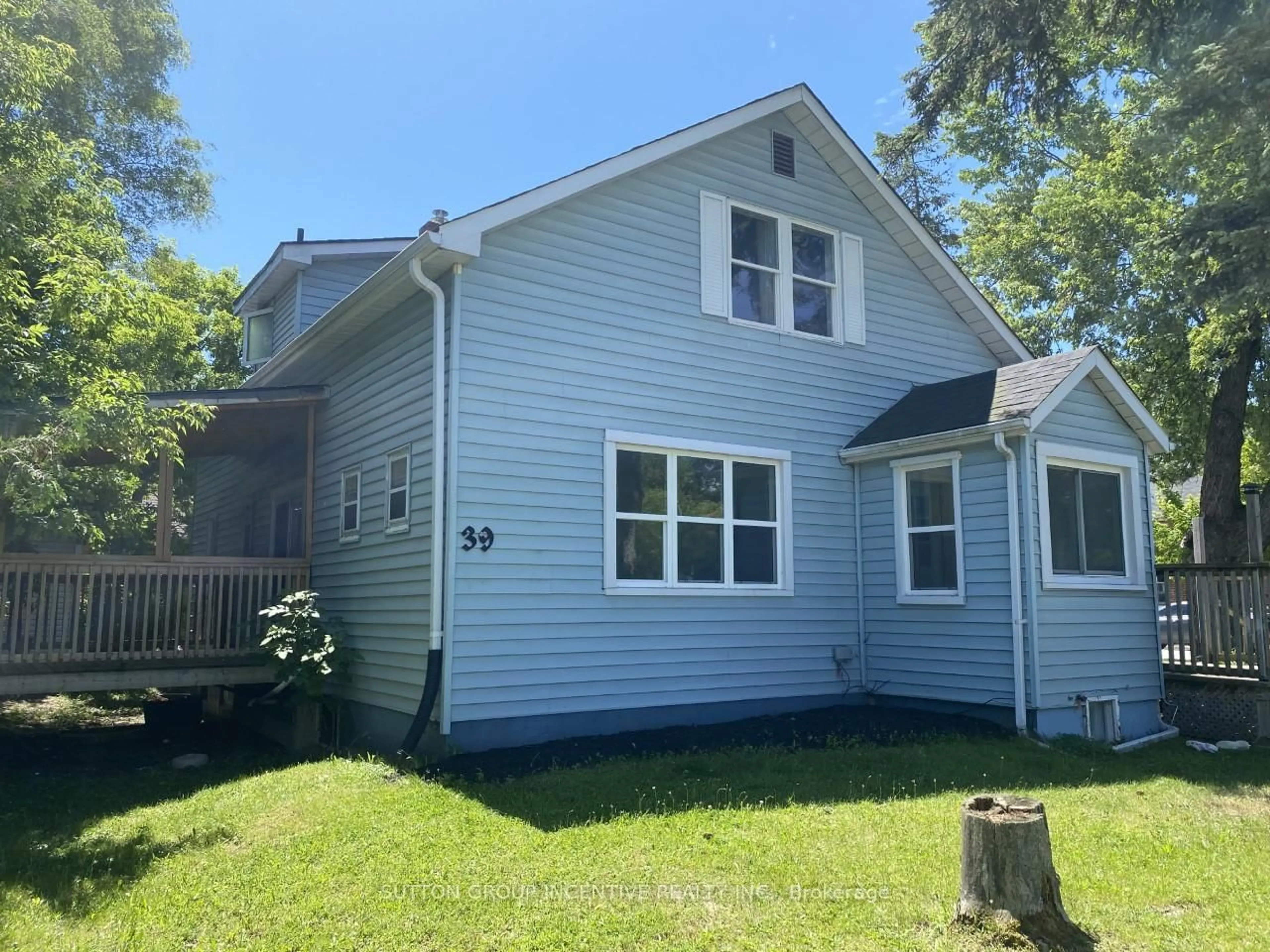 A pic from outside/outdoor area/front of a property/back of a property/a pic from drone, unknown for 39 Donald St, Barrie Ontario L4N 1E4