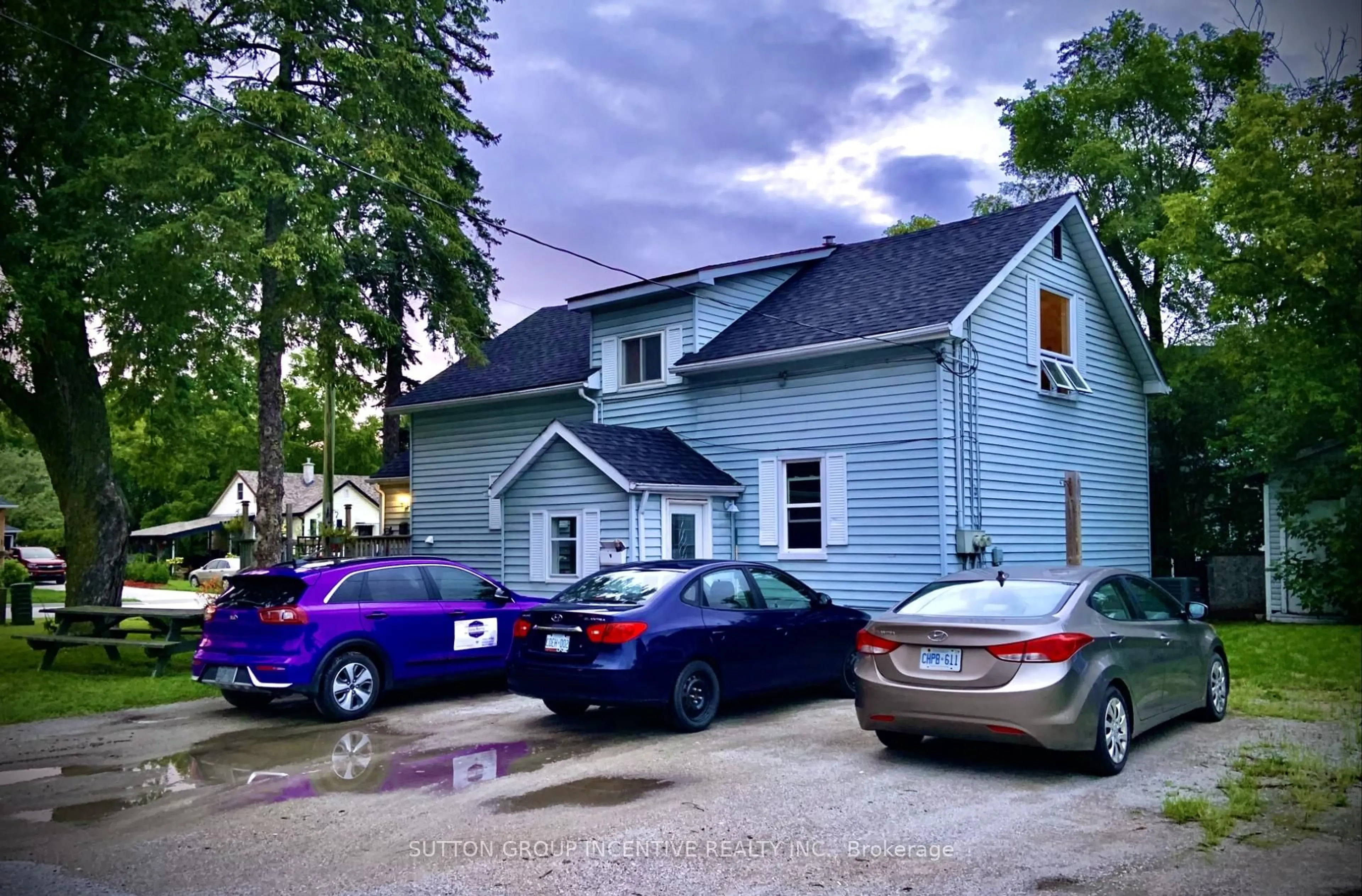 A pic from outside/outdoor area/front of a property/back of a property/a pic from drone, street for 39 Donald St, Barrie Ontario L4N 1E4