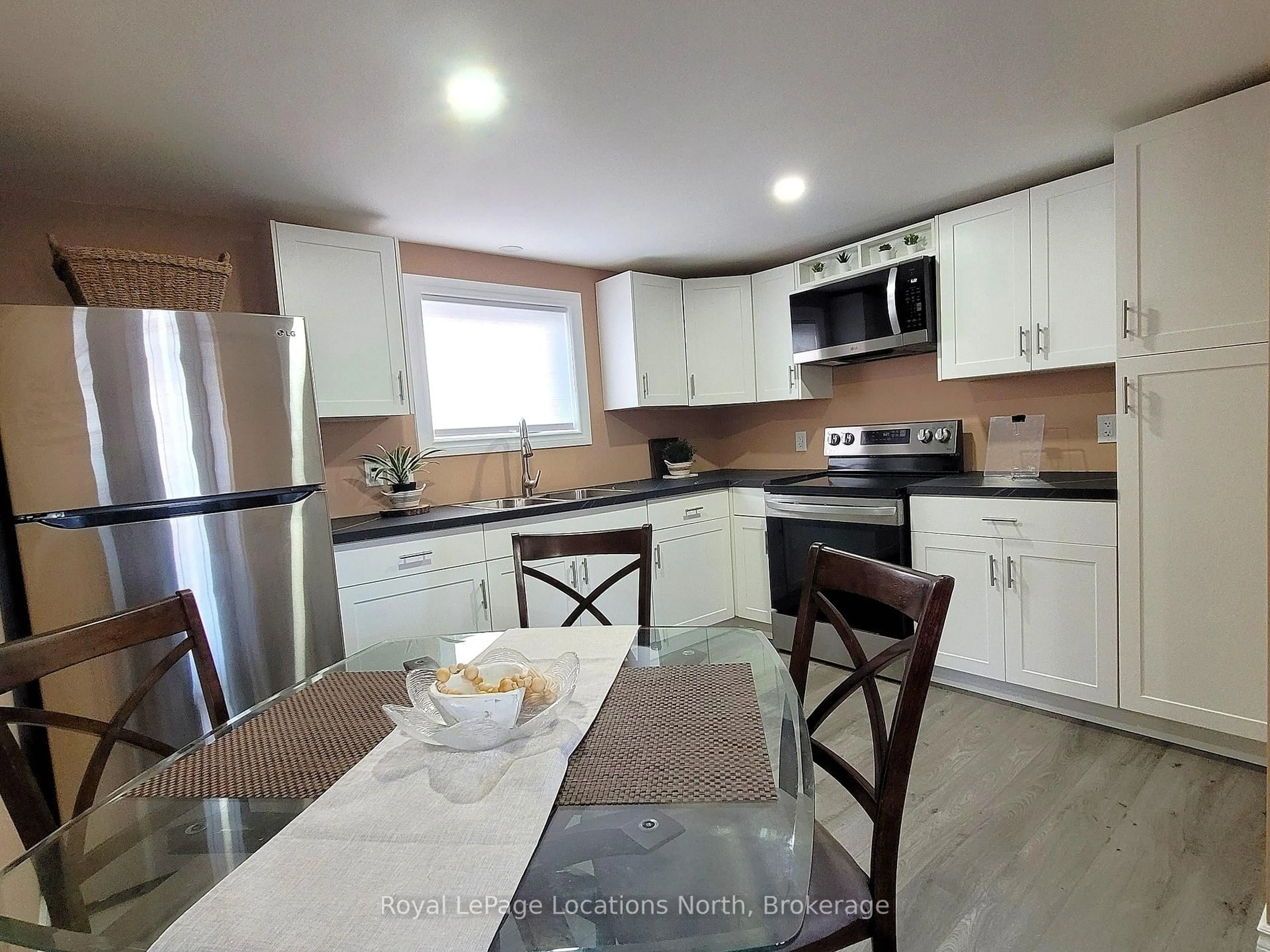Open concept kitchen, unknown for 2045 River Rd, Wasaga Beach Ontario L9Z 2W1
