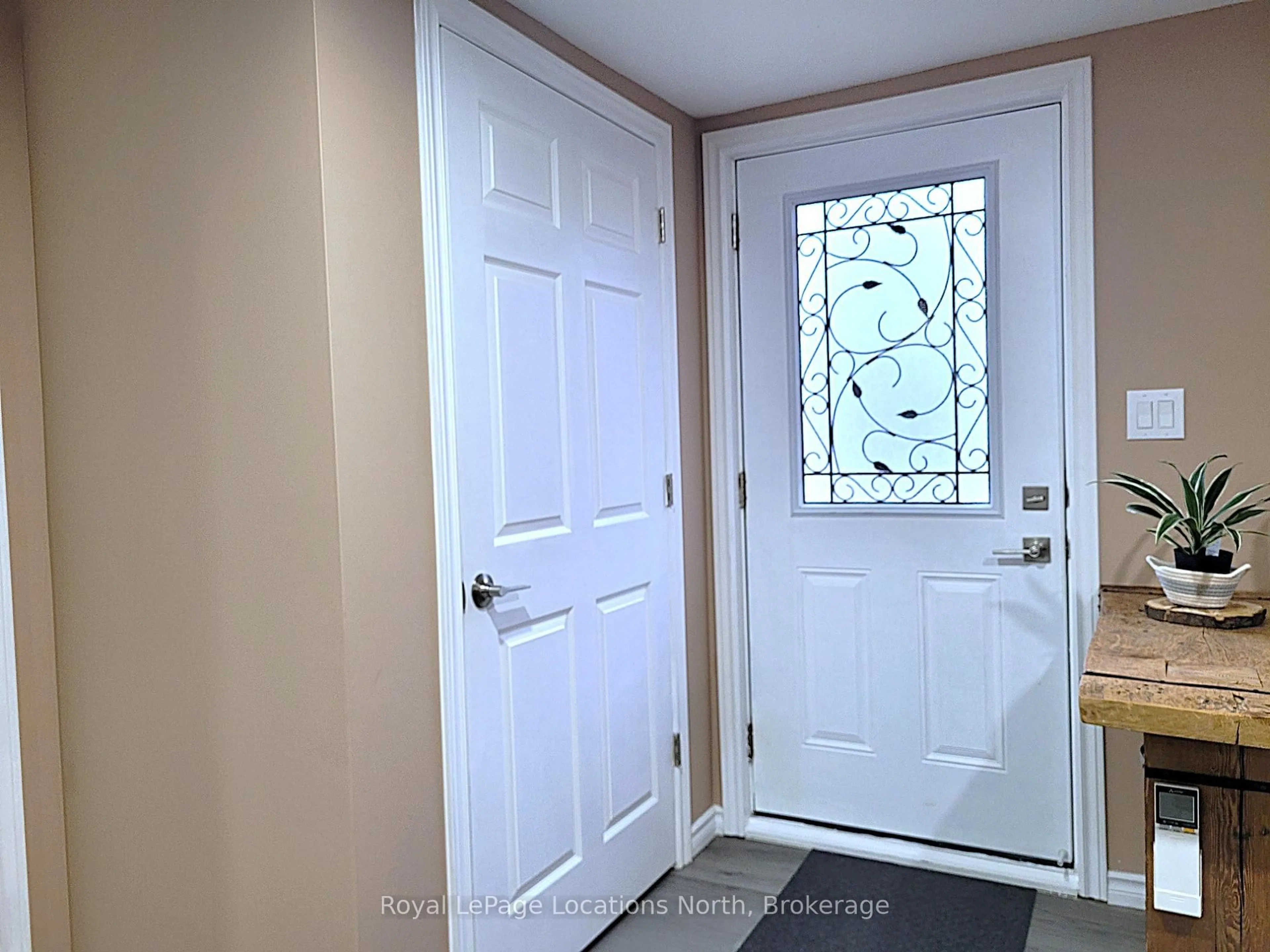 Indoor entryway for 2045 River Rd, Wasaga Beach Ontario L9Z 2W1