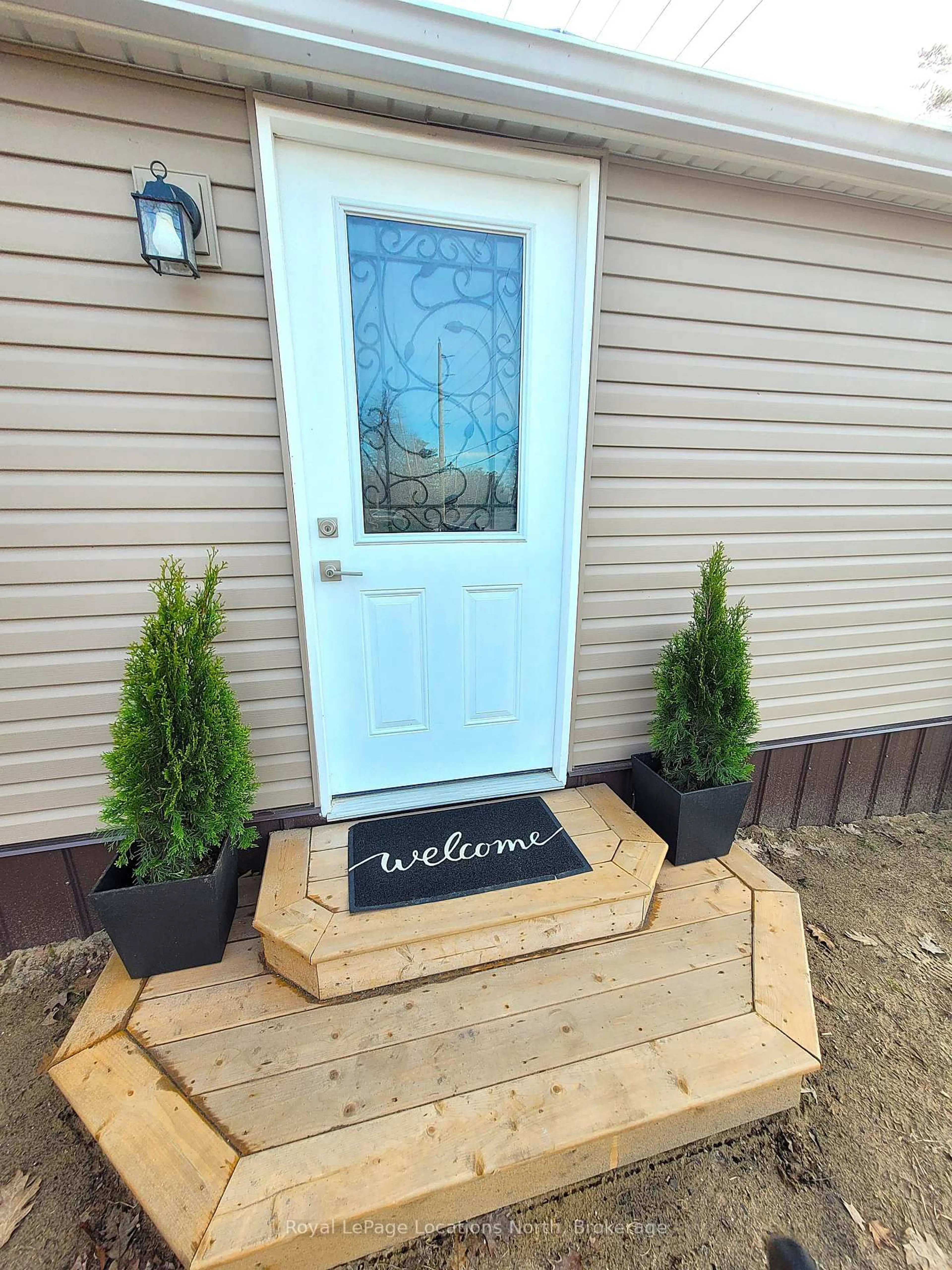 Indoor entryway for 2045 River Rd, Wasaga Beach Ontario L9Z 2W1