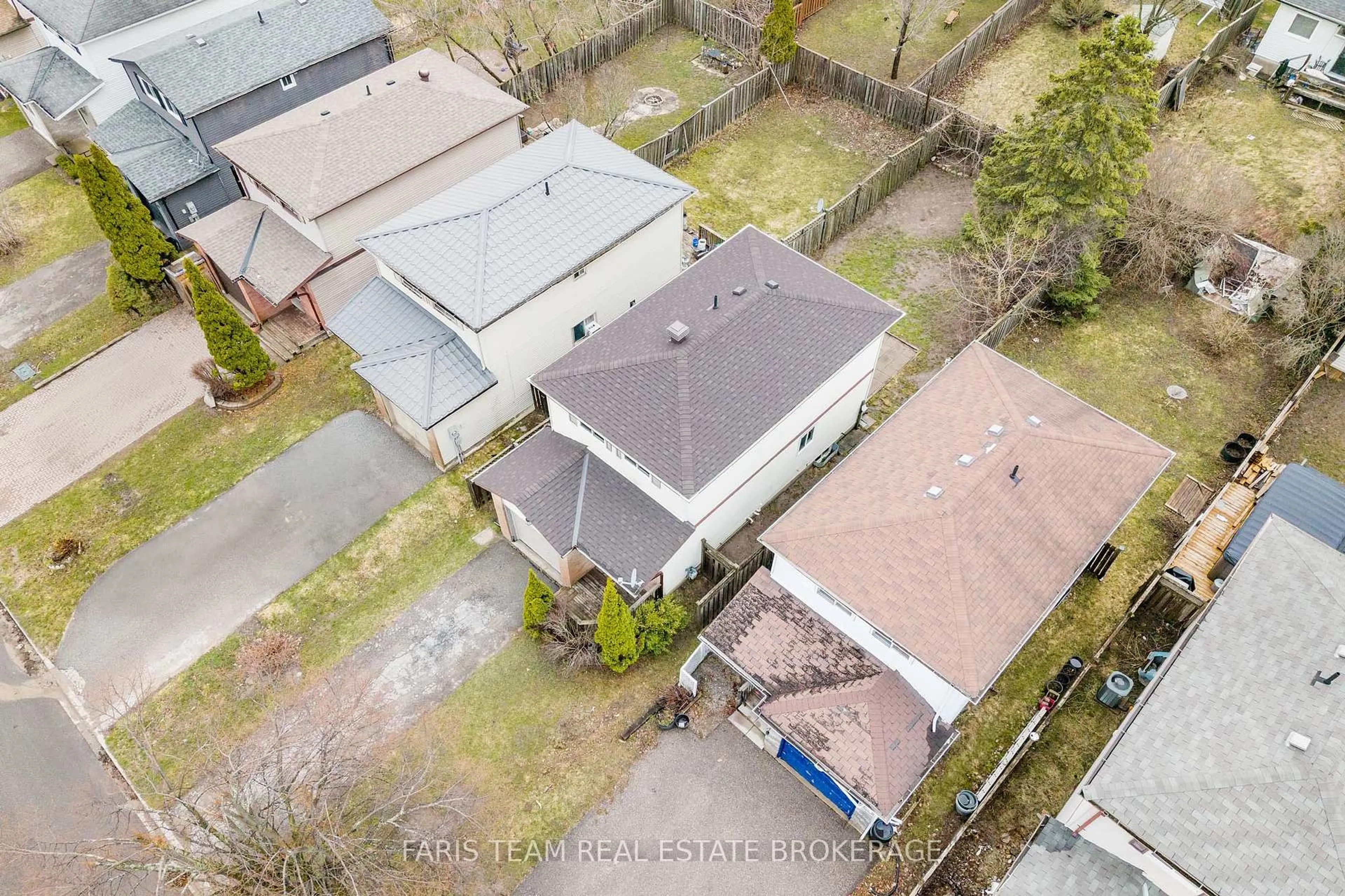 A pic from outside/outdoor area/front of a property/back of a property/a pic from drone, street for 18 Argyle Rd, Barrie Ontario L4N 6P9