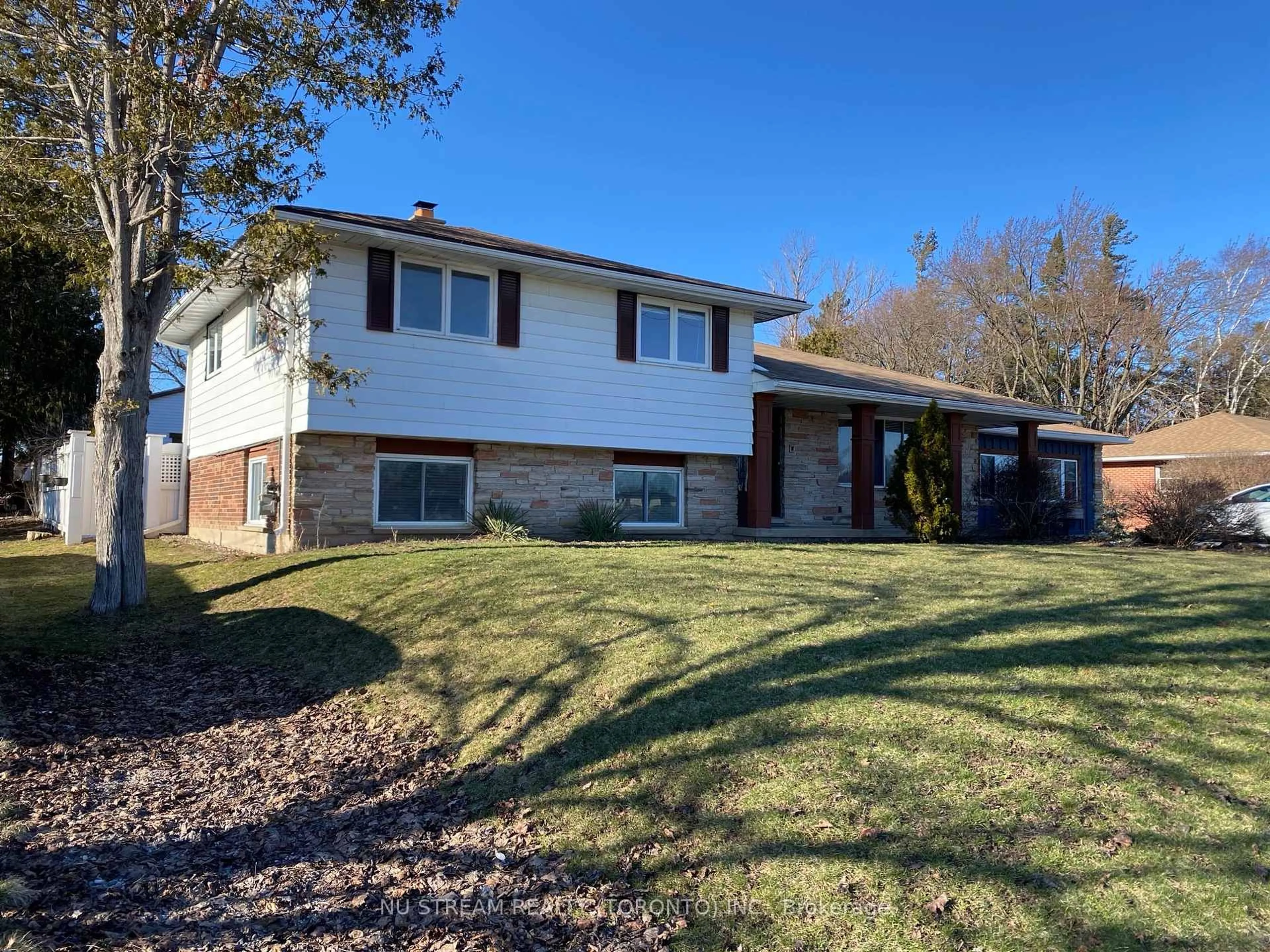 Home with brick exterior material, street for 552 Big Bay Point Rd, Barrie Ontario L4N 3Z5