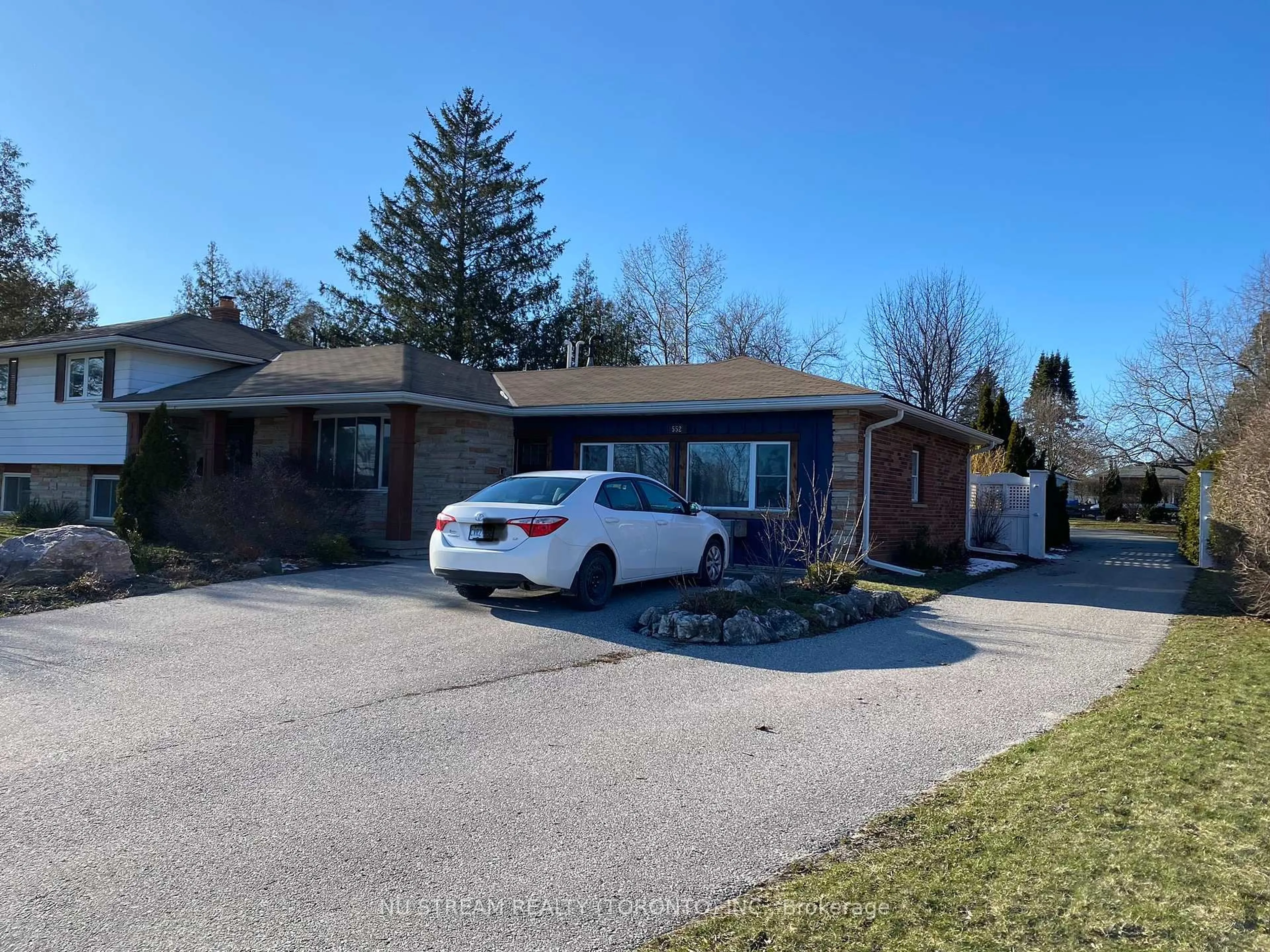 A pic from outside/outdoor area/front of a property/back of a property/a pic from drone, street for 552 Big Bay Point Rd, Barrie Ontario L4N 3Z5