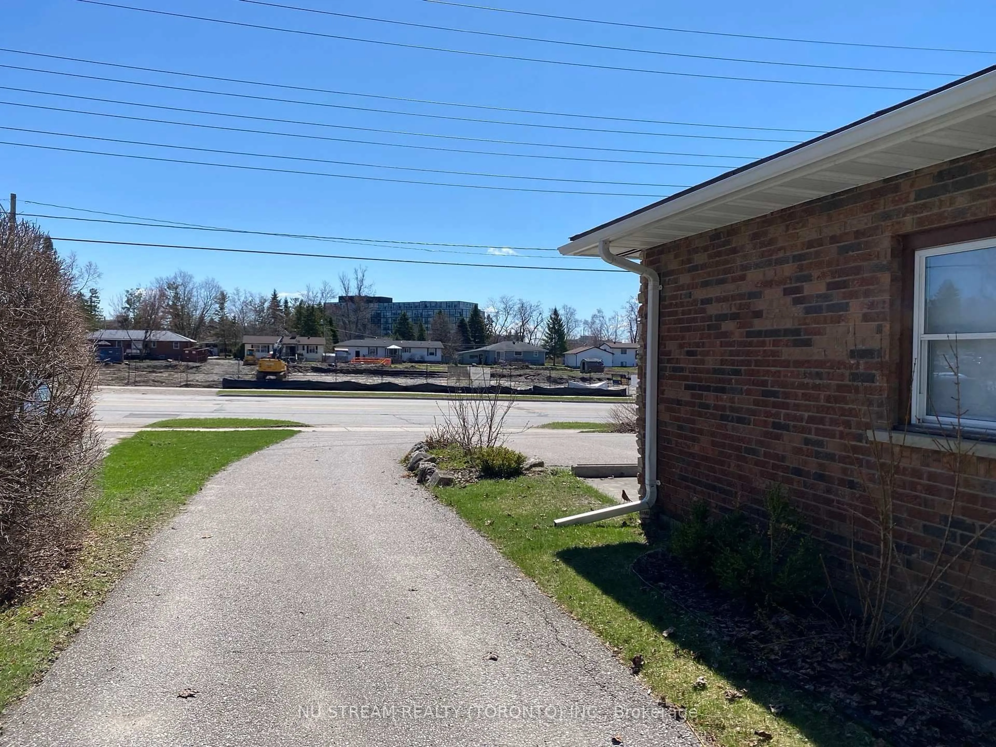 A pic from outside/outdoor area/front of a property/back of a property/a pic from drone, street for 552 Big Bay Point Rd, Barrie Ontario L4N 3Z5