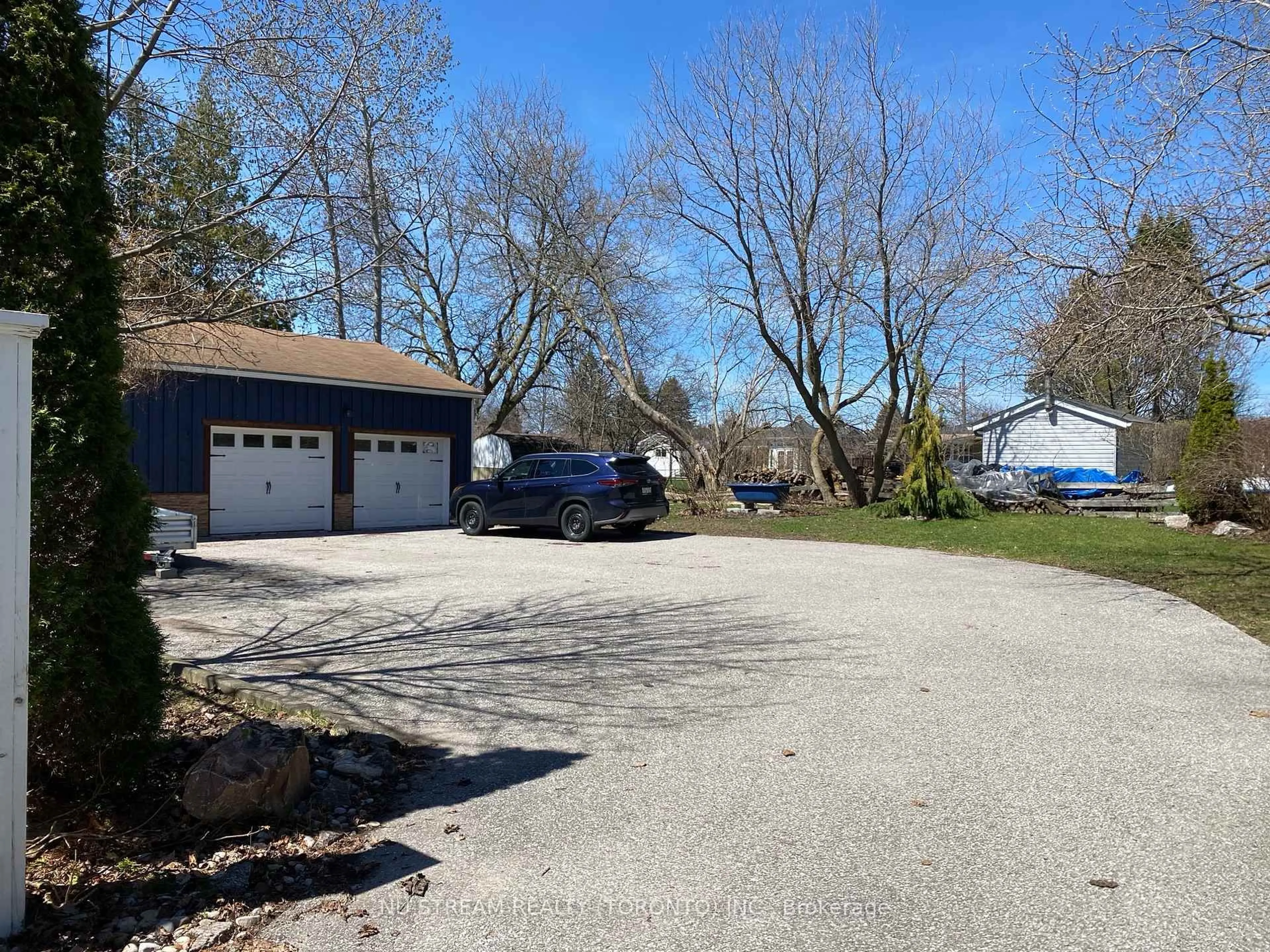 A pic from outside/outdoor area/front of a property/back of a property/a pic from drone, street for 552 Big Bay Point Rd, Barrie Ontario L4N 3Z5