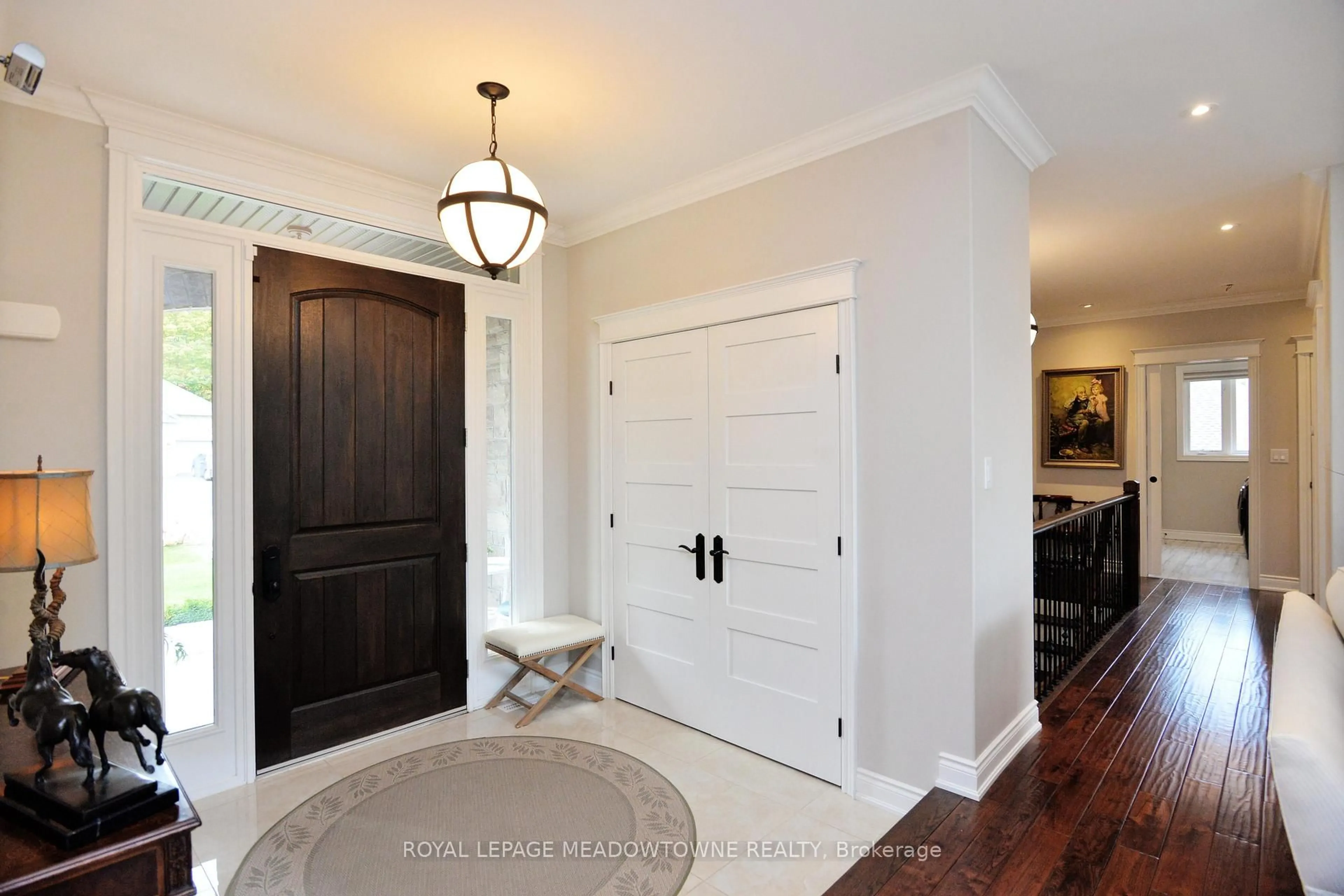 Indoor entryway for 9 Black Creek Tr, Springwater Ontario L9X 0J2