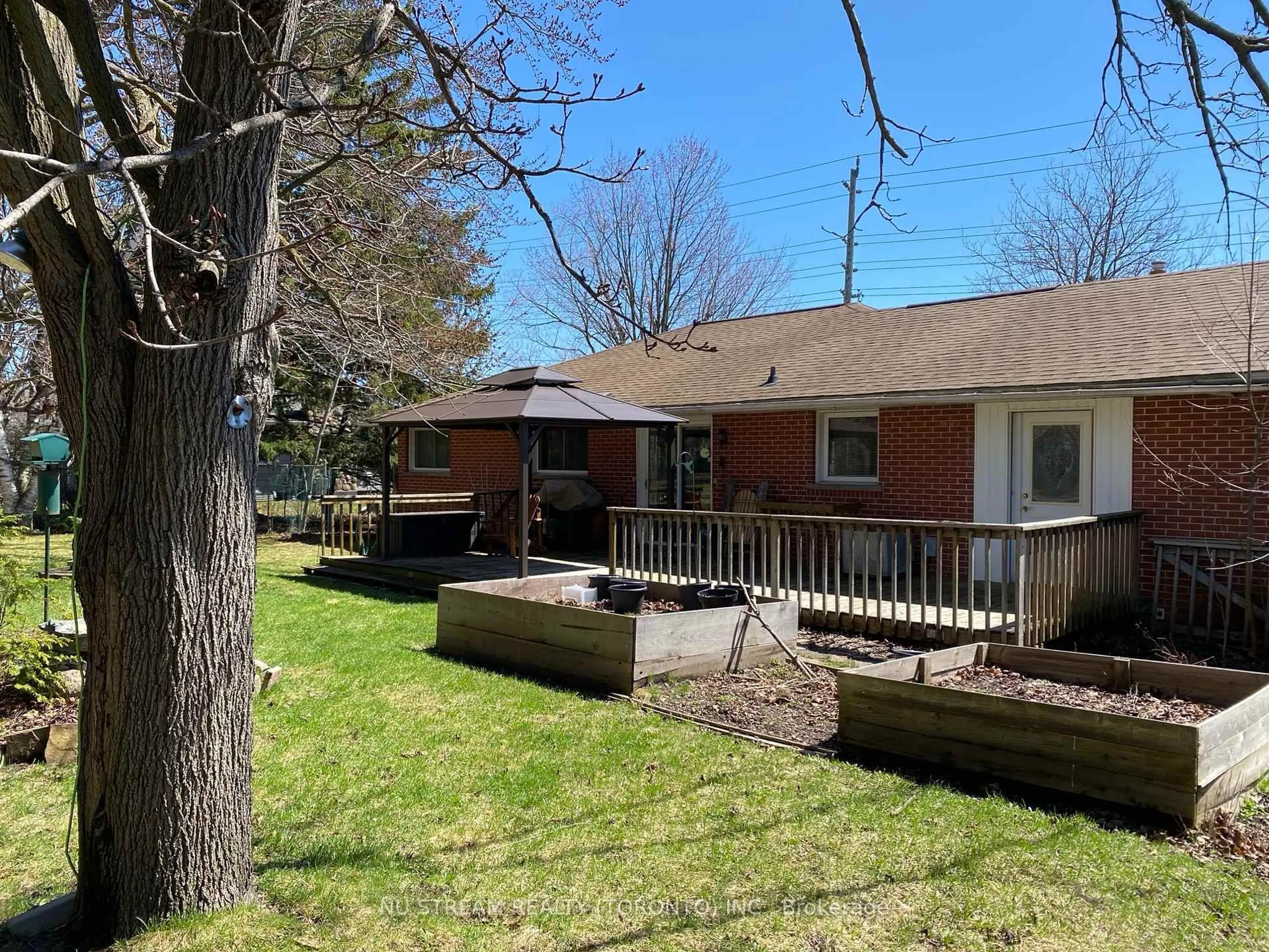 A pic from outside/outdoor area/front of a property/back of a property/a pic from drone, unknown for 556 Big Bay Point Rd, Barrie Ontario L4N 3Z5