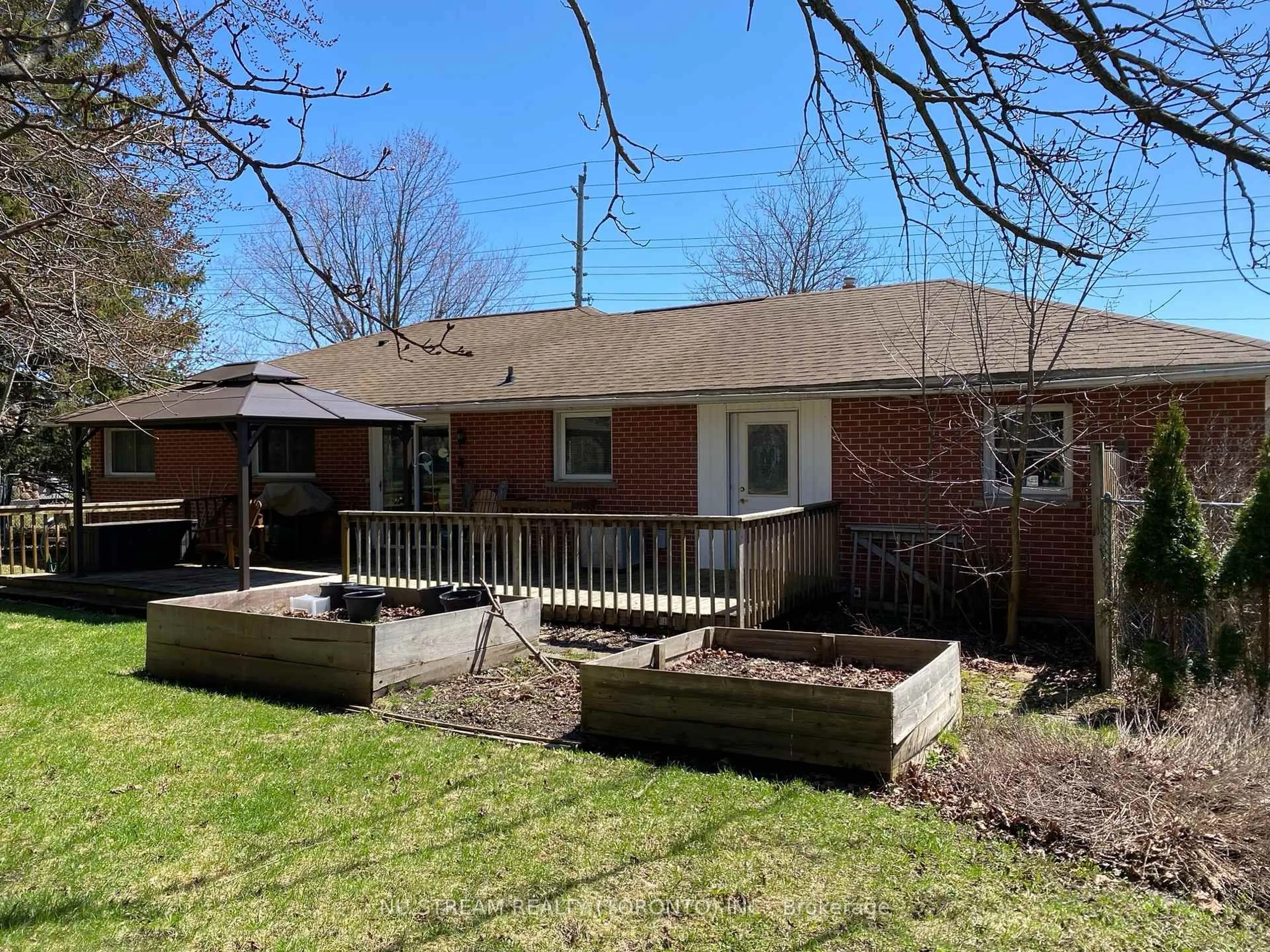 A pic from outside/outdoor area/front of a property/back of a property/a pic from drone, street for 556 Big Bay Point Rd, Barrie Ontario L4N 3Z5