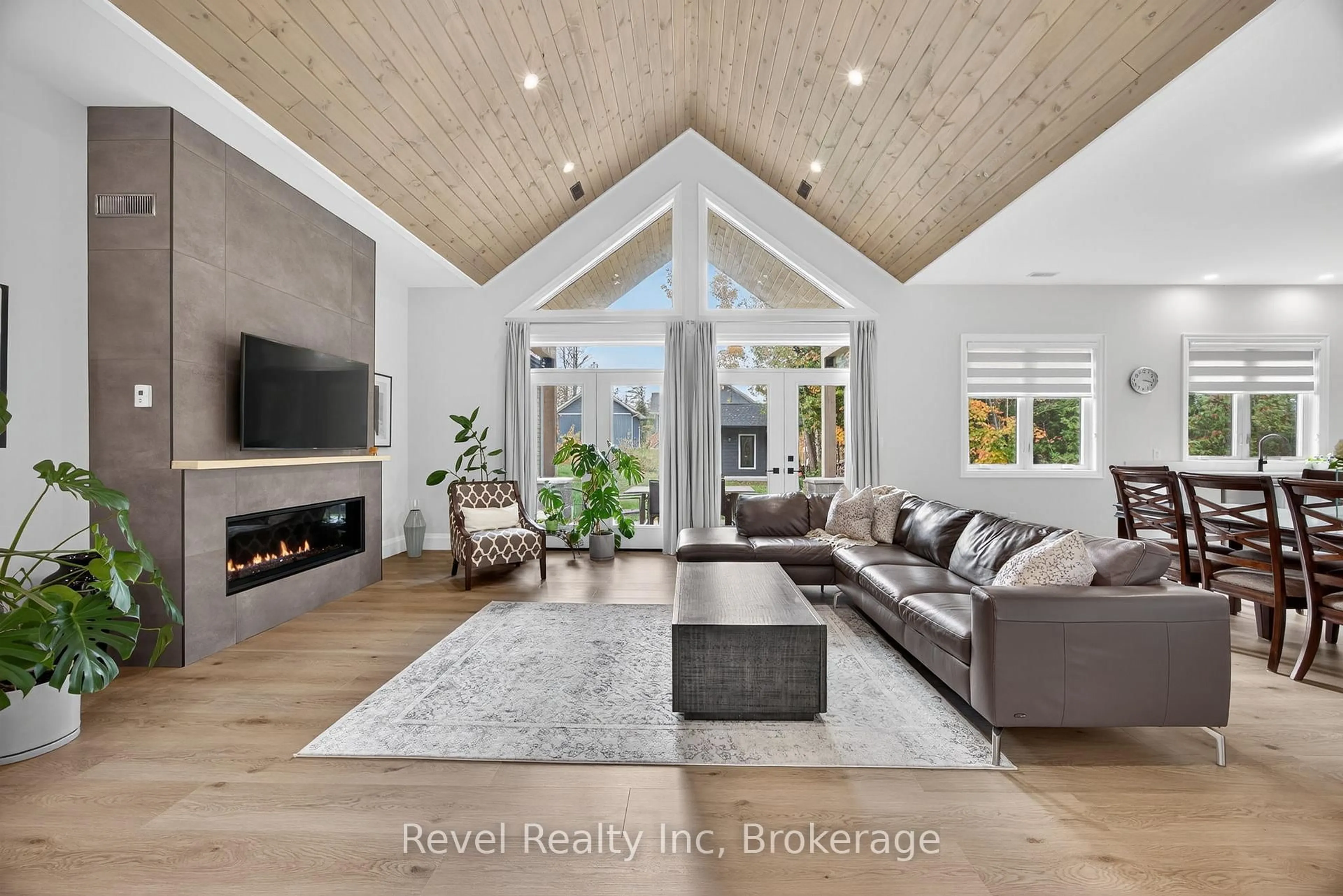 Living room with furniture, wood/laminate floor for 2 Seguin Cres, Tiny Ontario L9M 0C9