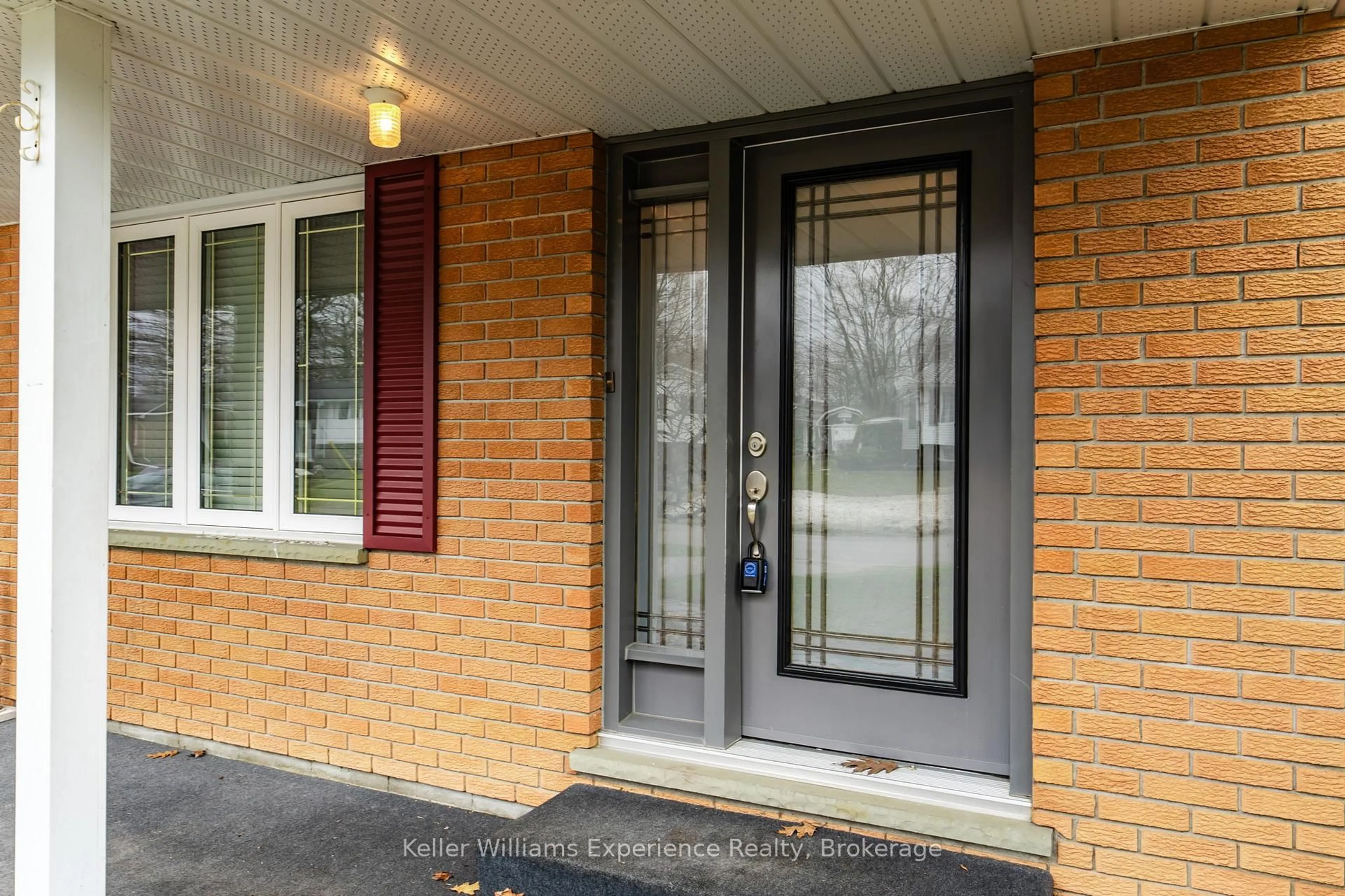 Indoor entryway for 19 Viel St, Penetanguishene Ontario L9M 1J1
