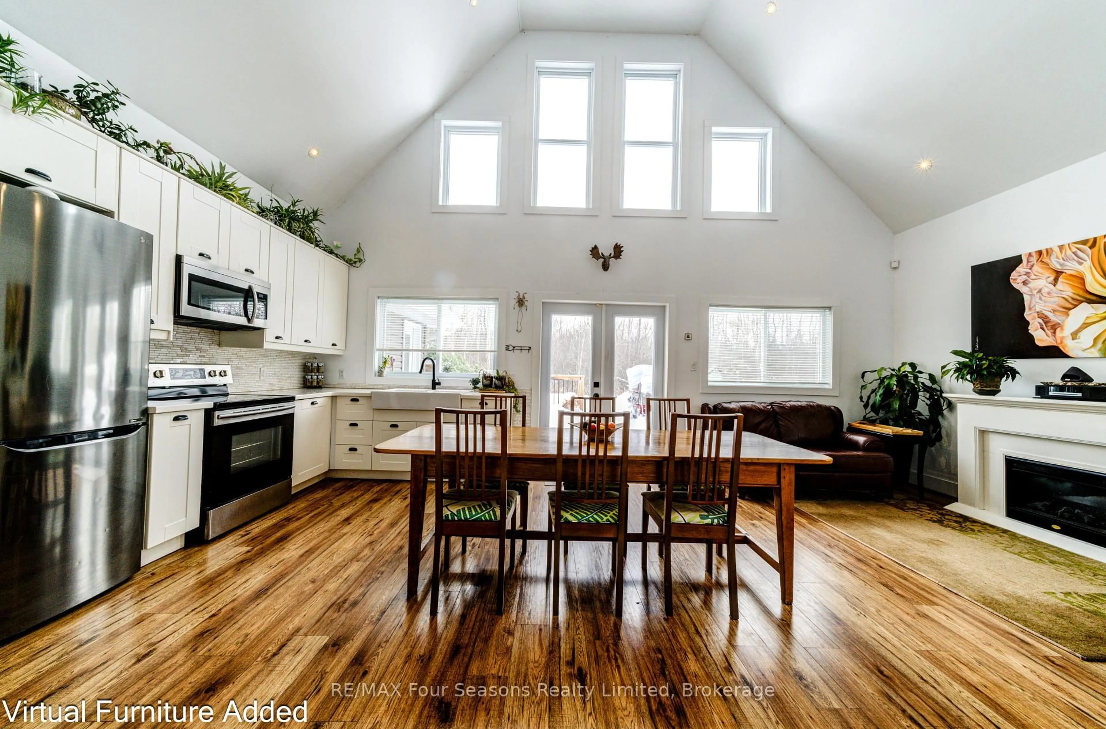 Open concept kitchen, wood/laminate floor for 40 Braeside St, Collingwood Ontario L9Y 3Z1