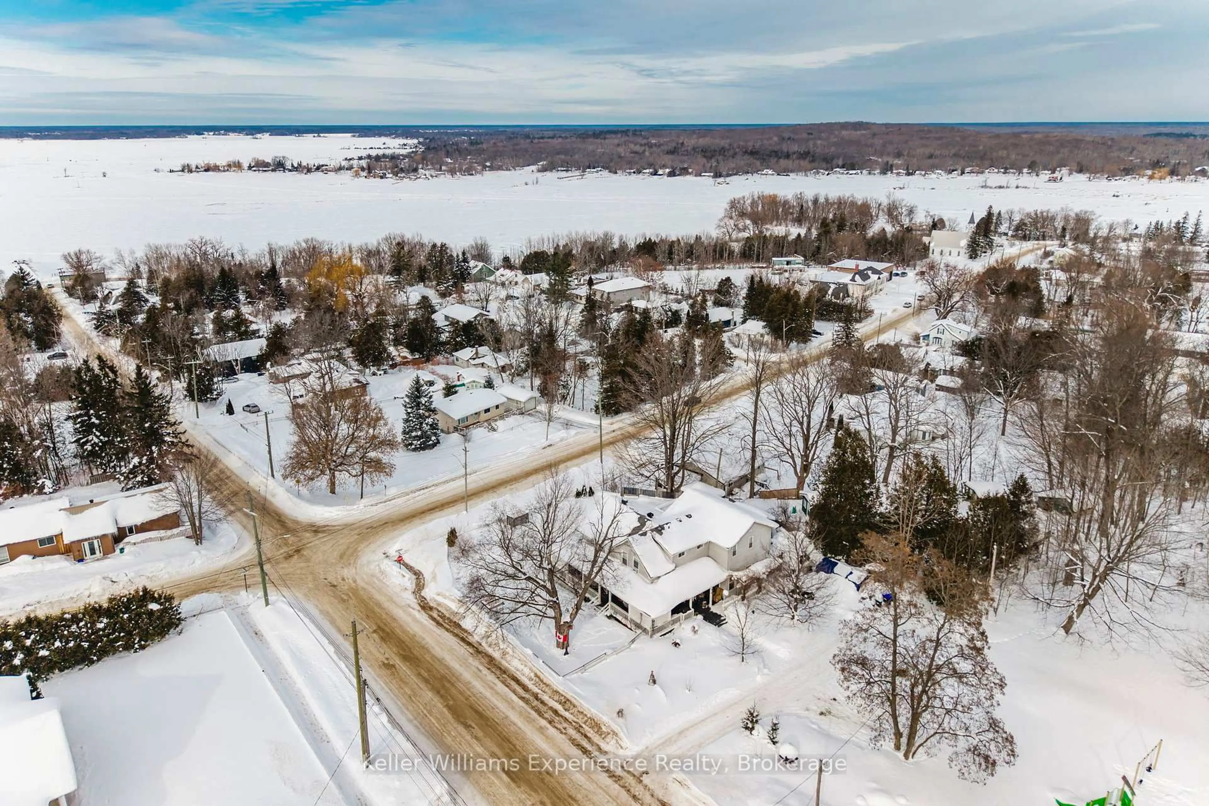 A pic from outside/outdoor area/front of a property/back of a property/a pic from drone, street for 107 Pine St, Tay Ontario L0K 2C0
