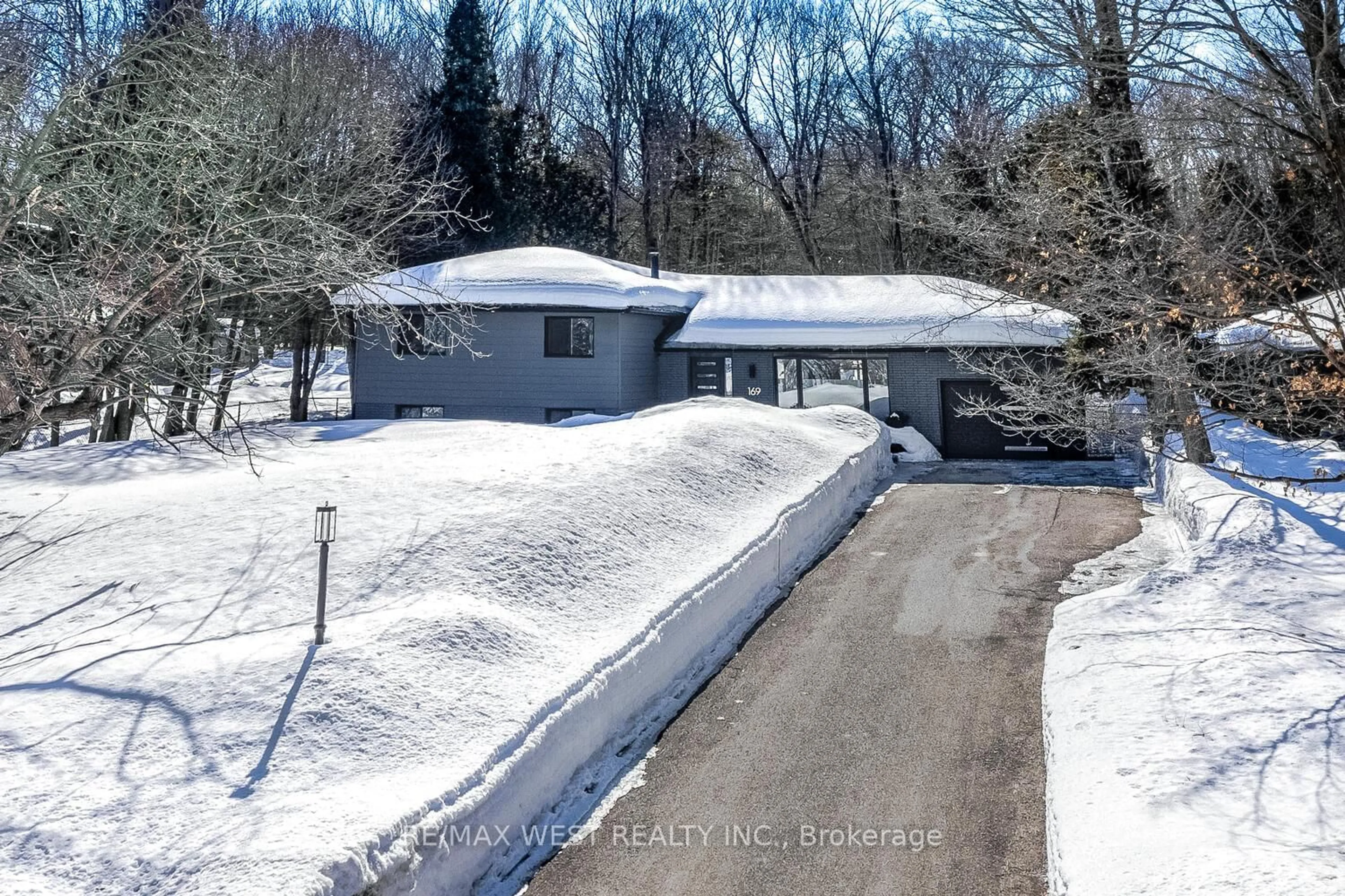 A pic from outside/outdoor area/front of a property/back of a property/a pic from drone, street for 169 Bayview Ave, Tay Ontario L0K 1R0