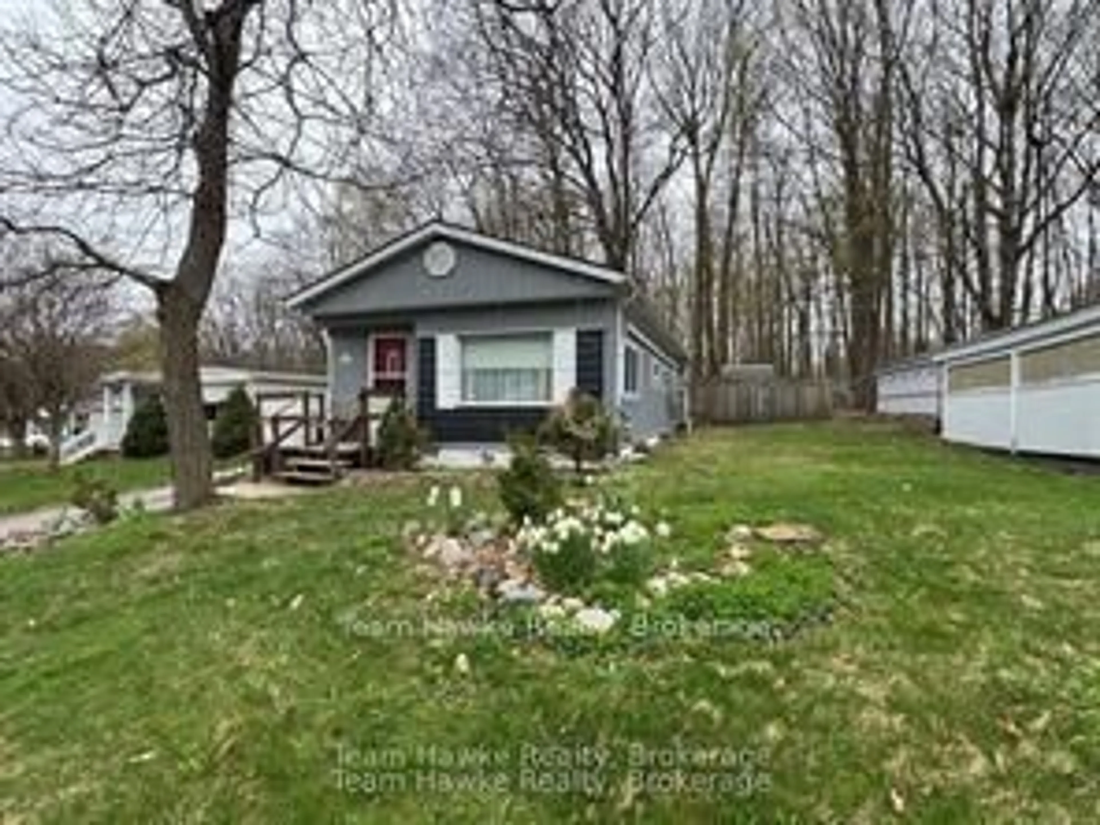 A pic from outside/outdoor area/front of a property/back of a property/a pic from drone, unknown for 525 Midland Point Rd #36, Midland Ontario L4R 5G8