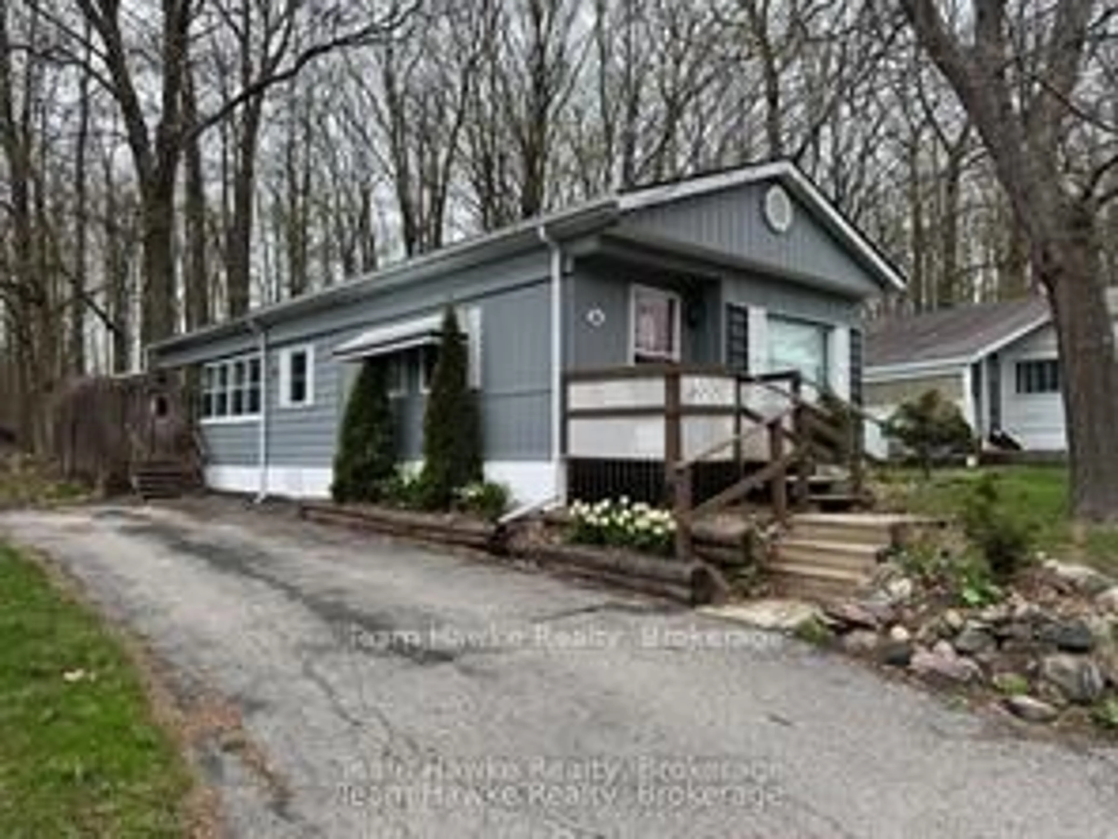 Home with vinyl exterior material, street for 525 Midland Point Rd #36, Midland Ontario L4R 5G8