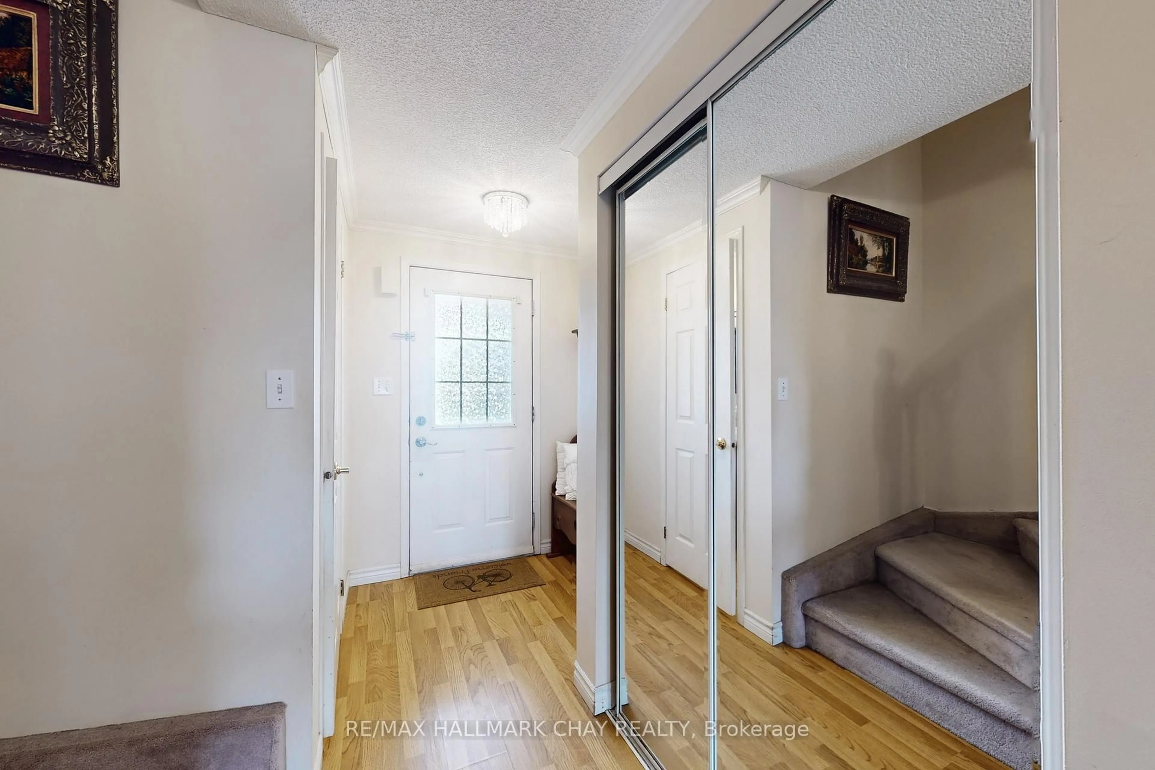 Indoor entryway for 87 Wessenger Dr, Barrie Ontario L4N 8P8