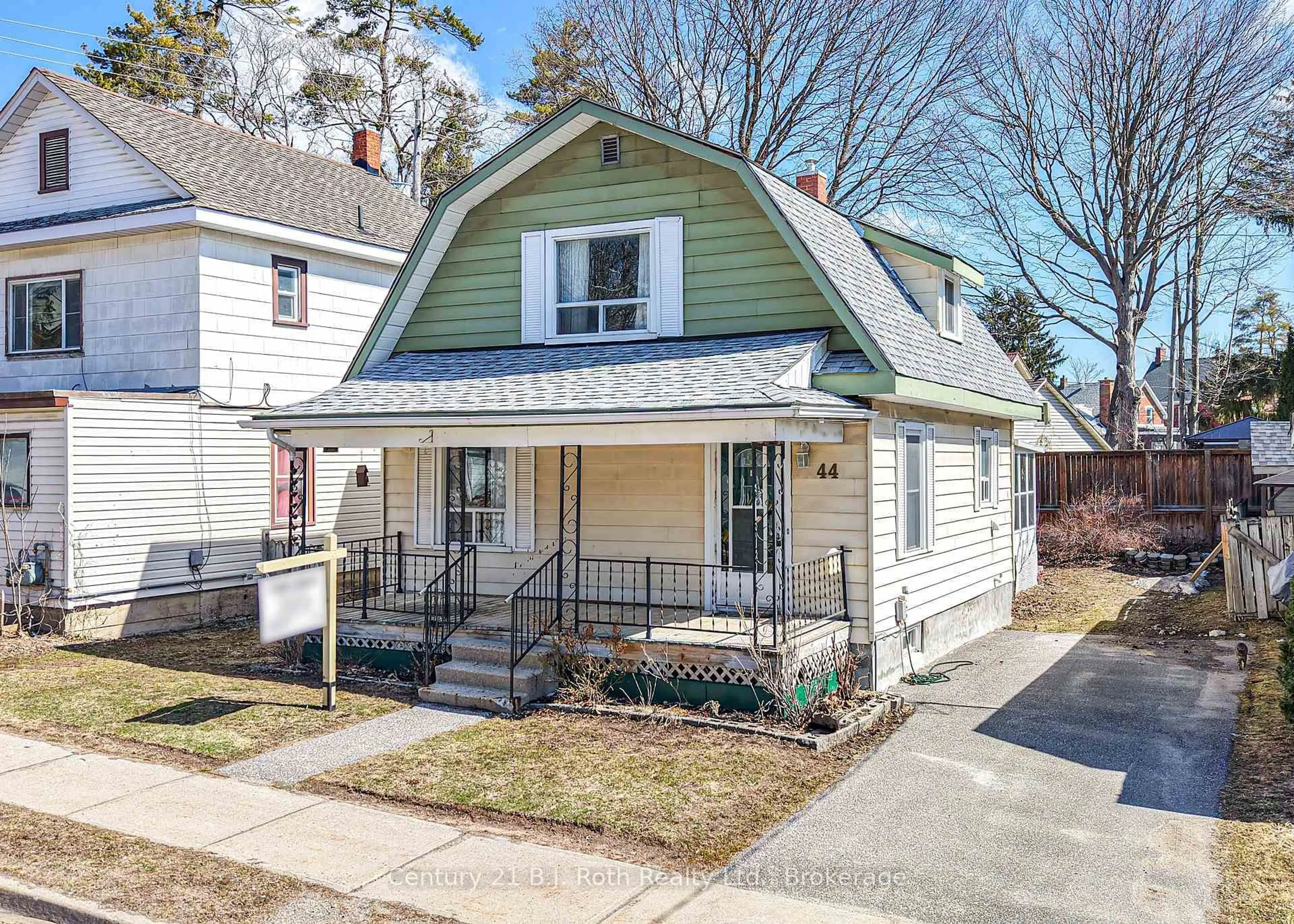 Home with vinyl exterior material, street for 44 William St, Orillia Ontario L3V 5N5