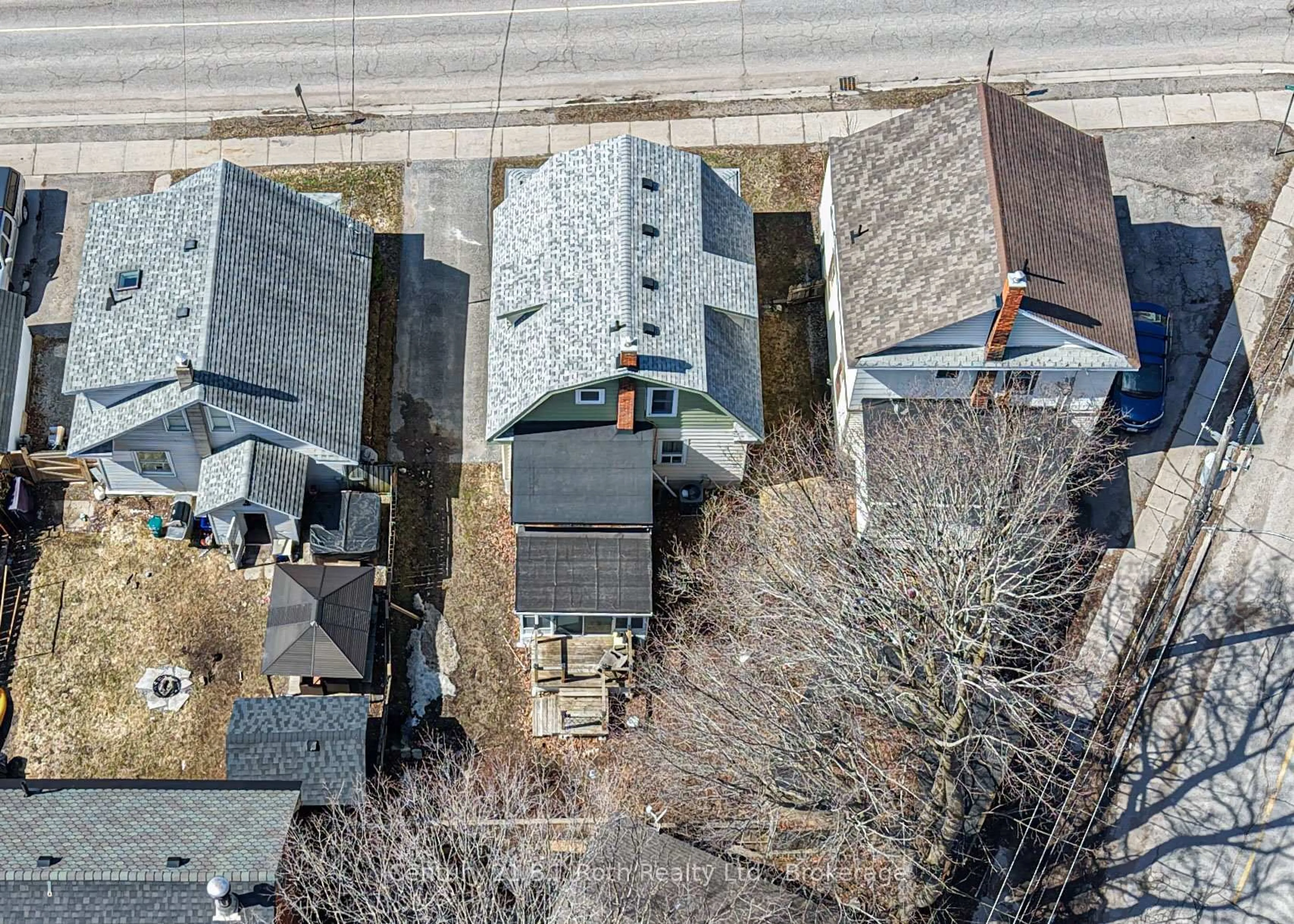 A pic from outside/outdoor area/front of a property/back of a property/a pic from drone, street for 44 William St, Orillia Ontario L3V 5N5