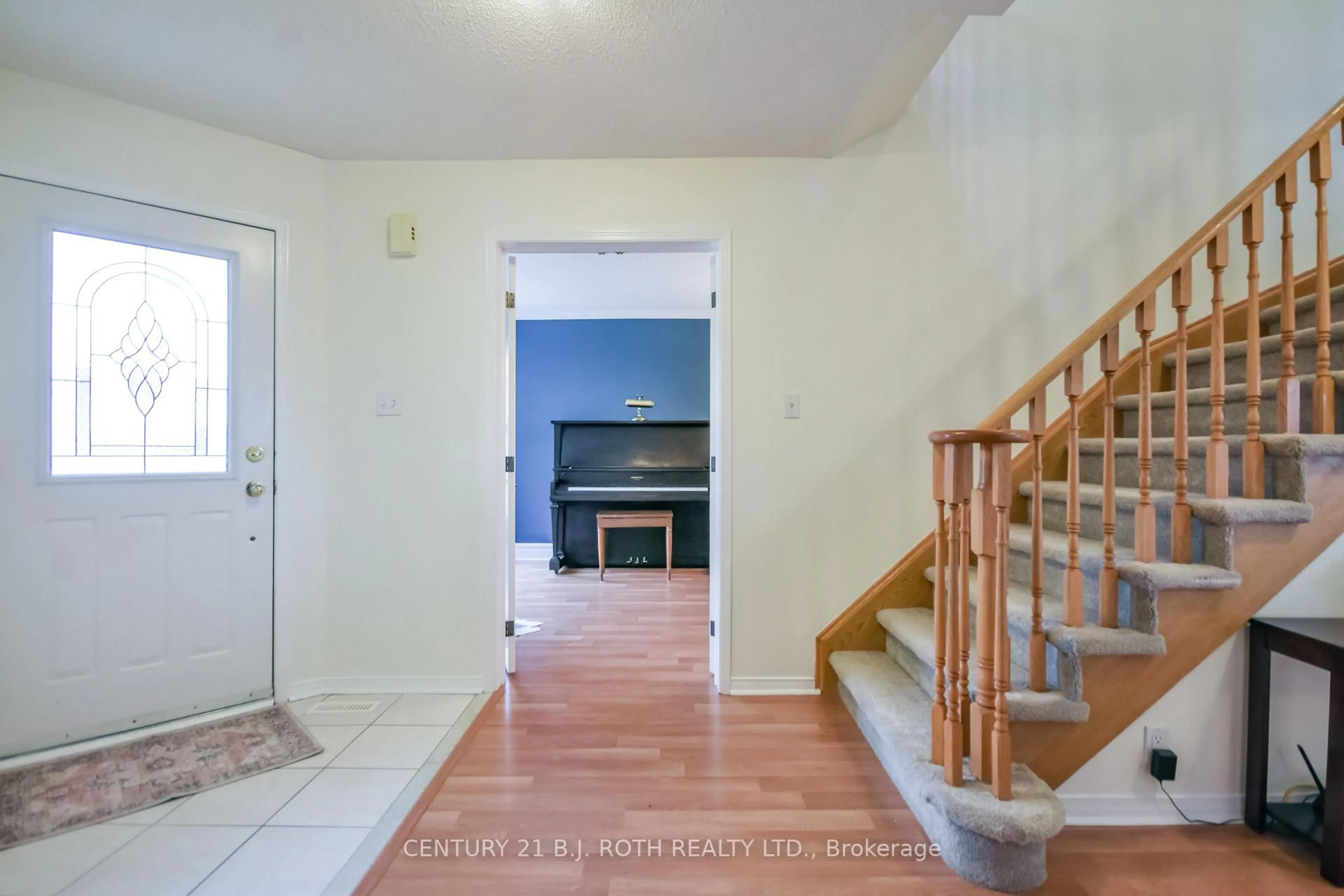 Indoor entryway for 30 Black Willow Dr, Barrie Ontario L4N 9M2
