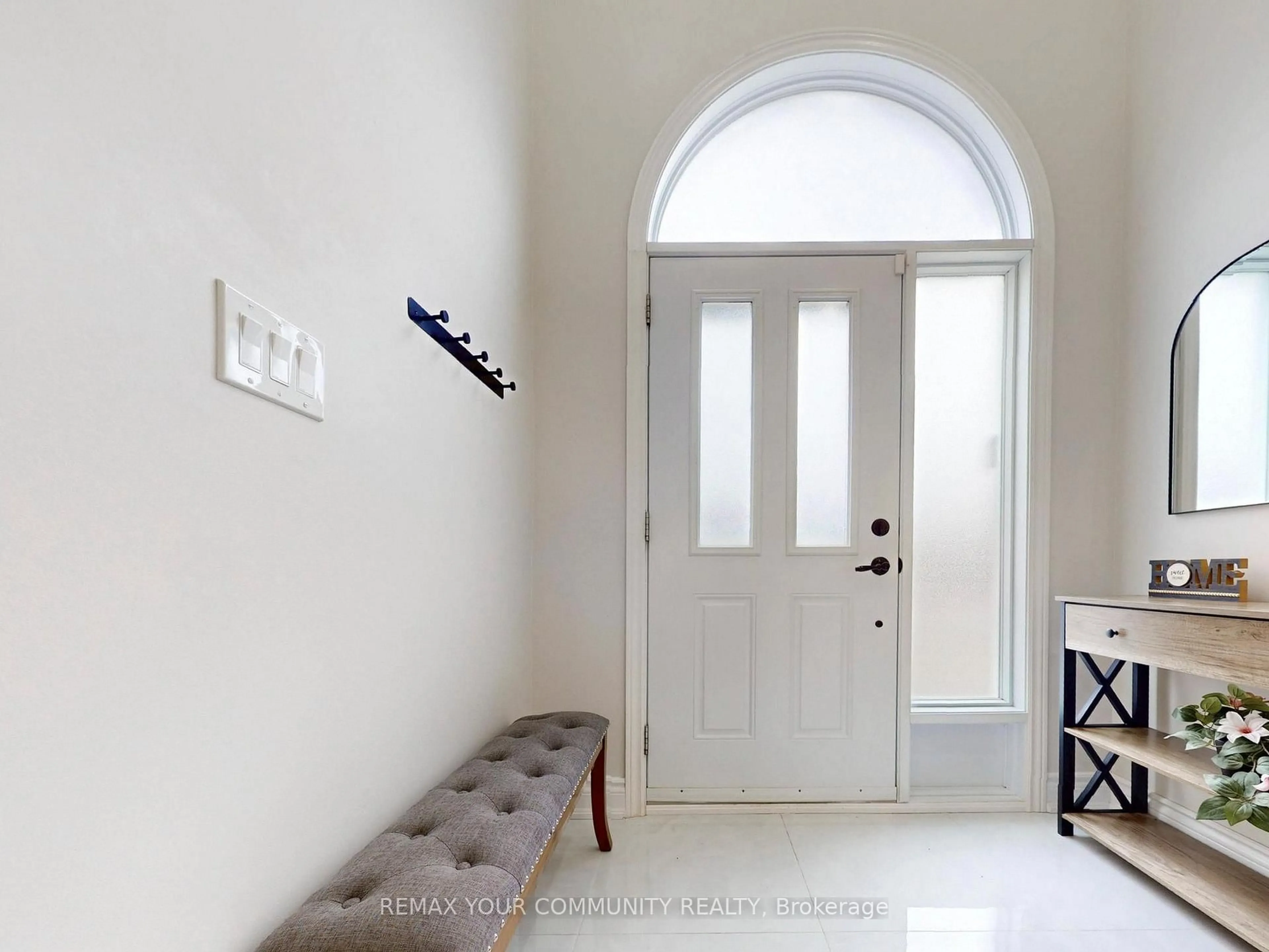 Indoor entryway for 281 Ferndale Dr, Barrie Ontario L4N 8K1