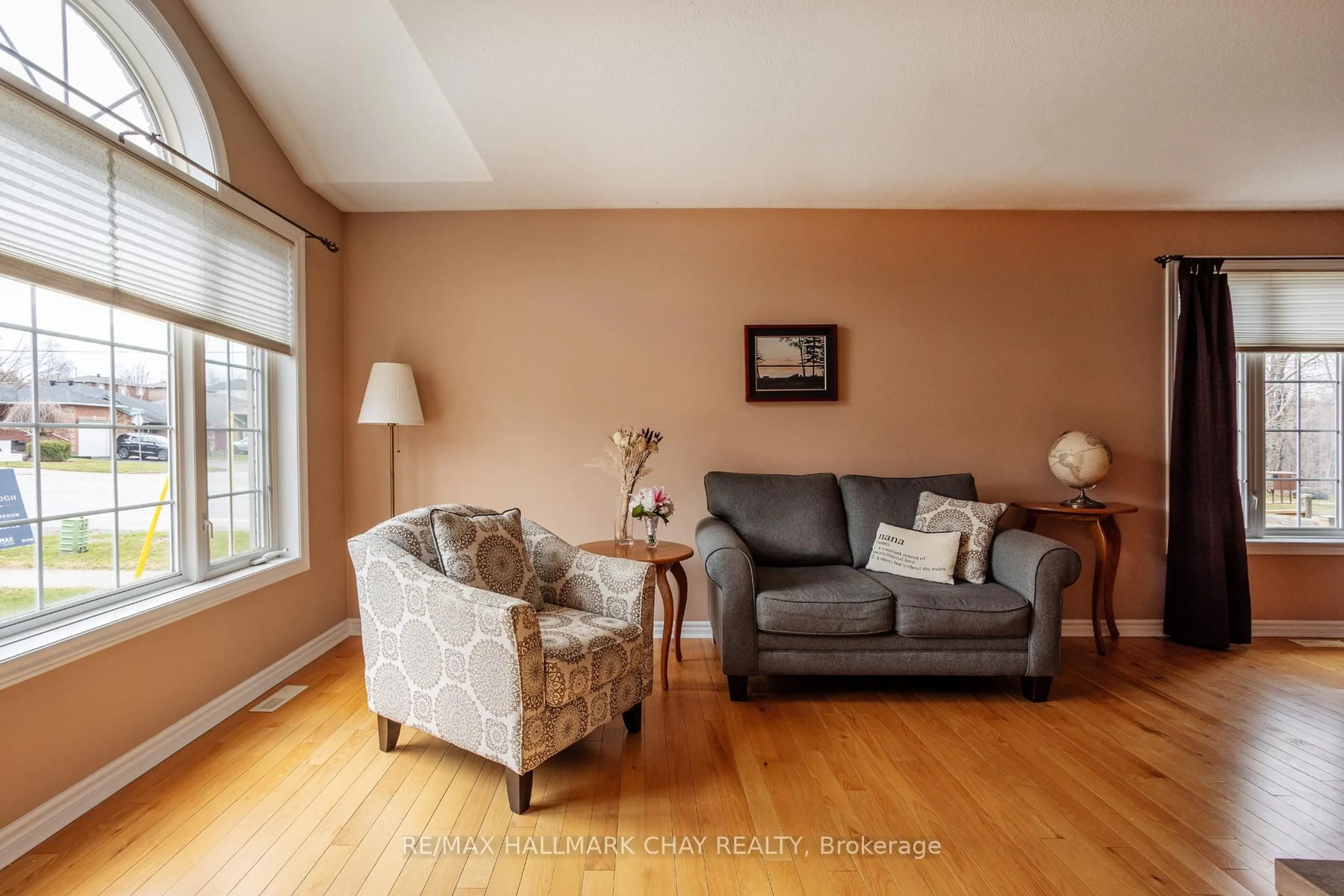 Living room with furniture, wood/laminate floor for 66 Osprey Ridge Rd, Barrie Ontario L4M 6P3