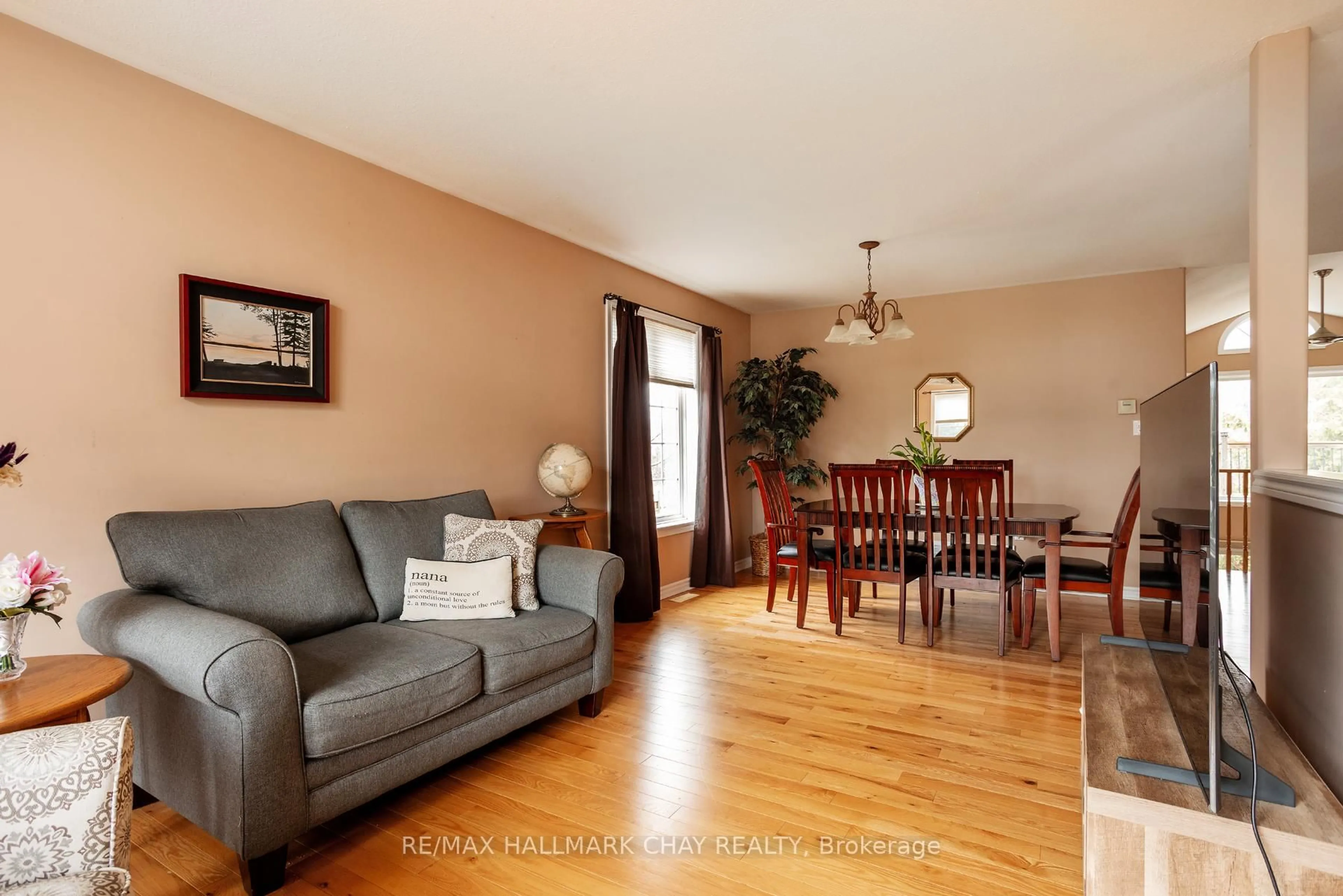 Living room with furniture, wood/laminate floor for 66 Osprey Ridge Rd, Barrie Ontario L4M 6P3