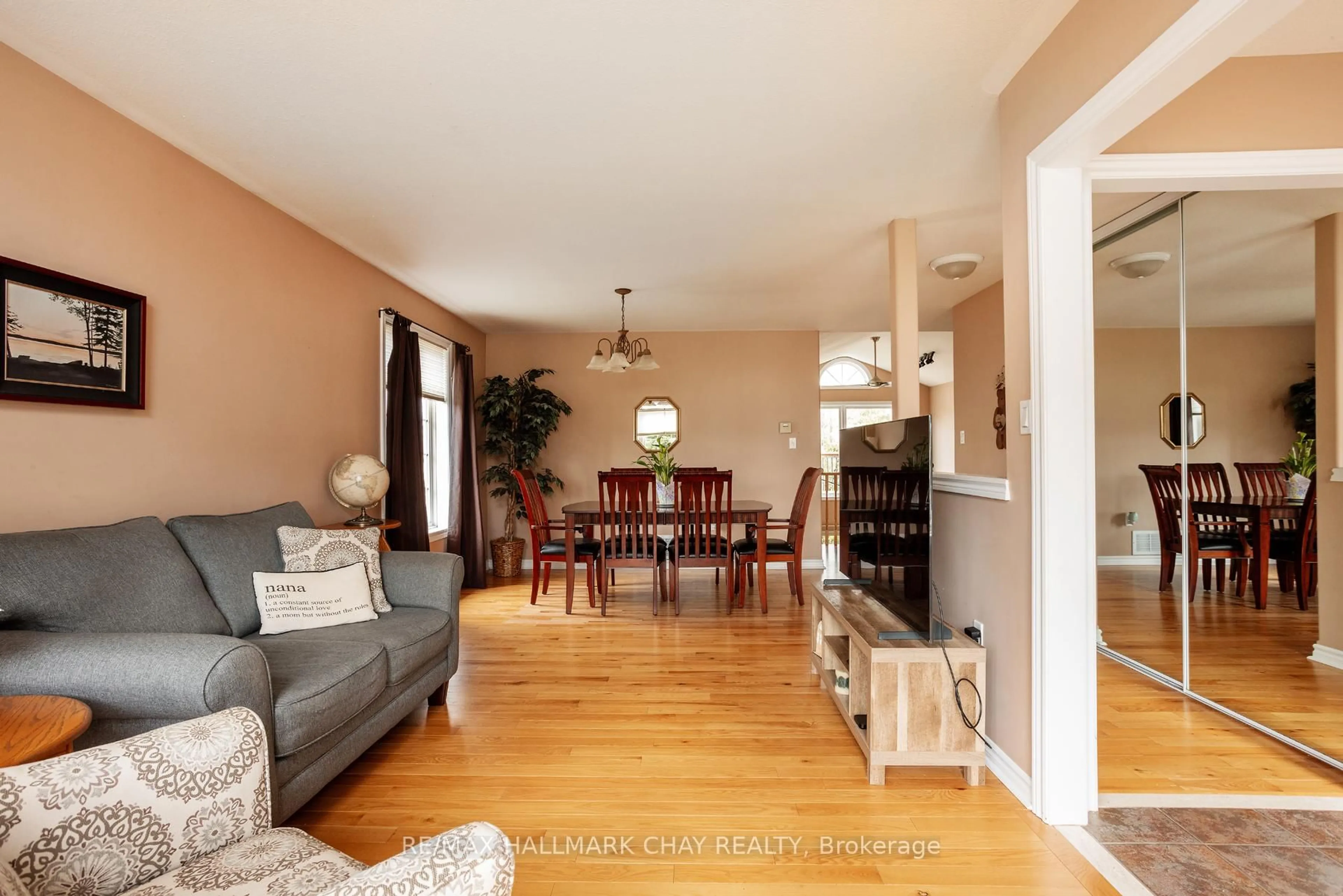 Living room with furniture, wood/laminate floor for 66 Osprey Ridge Rd, Barrie Ontario L4M 6P3