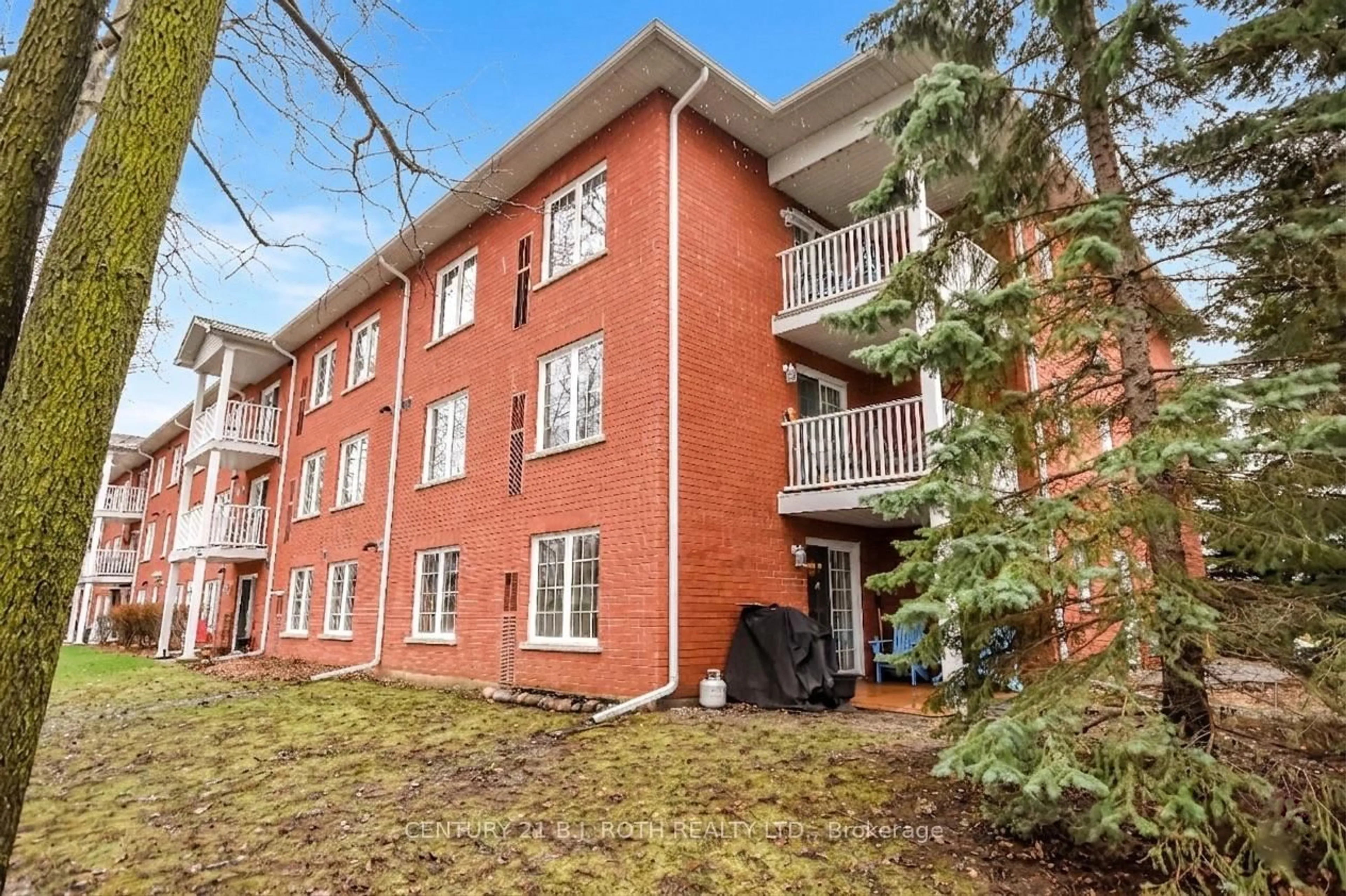 Patio, building for 49 Jacobs Terr #114, Barrie Ontario L4N 0W4