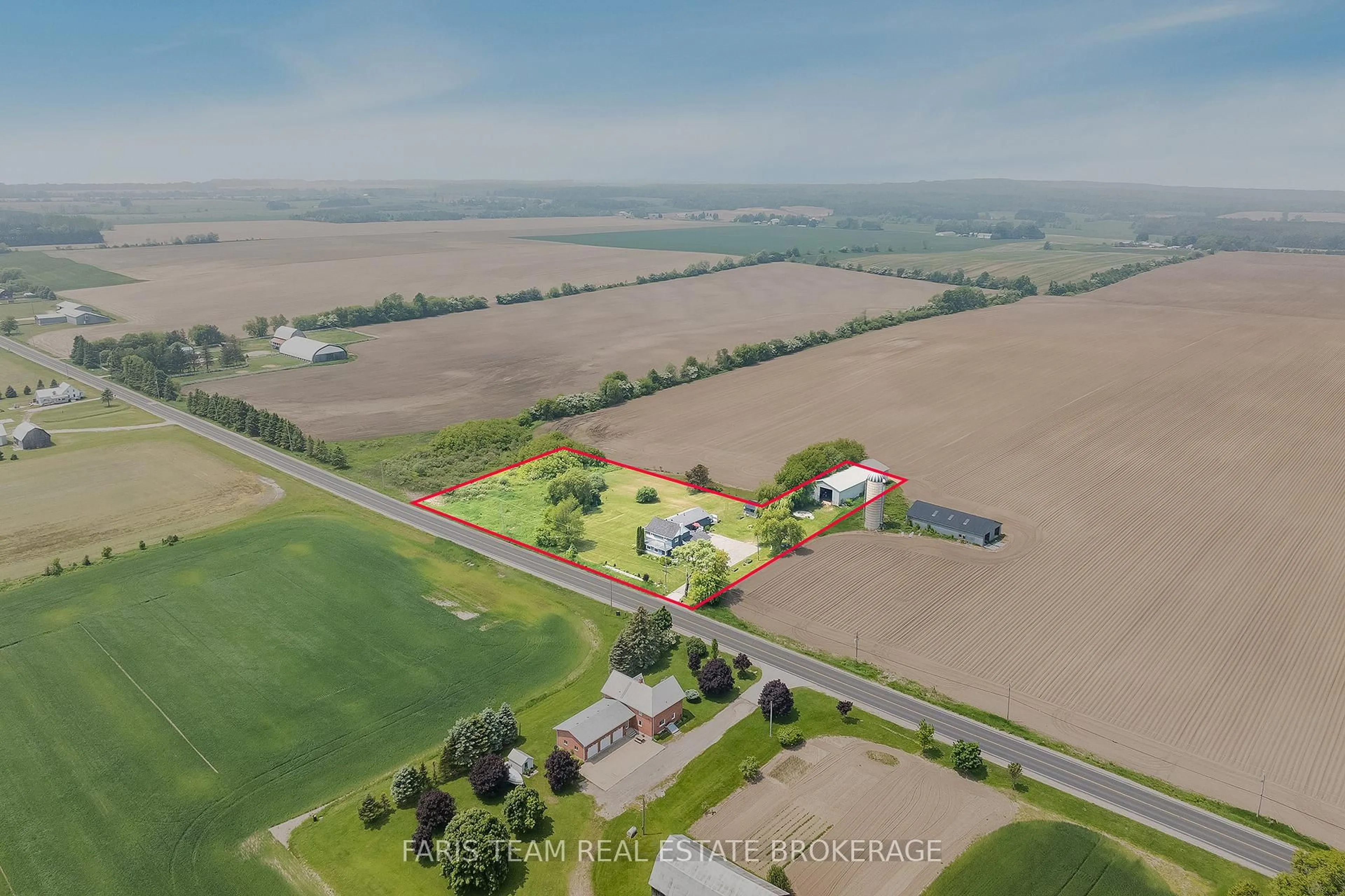 A pic from outside/outdoor area/front of a property/back of a property/a pic from drone, unknown for 160 Lafontaine Rd, Tiny Ontario L9M 0H1