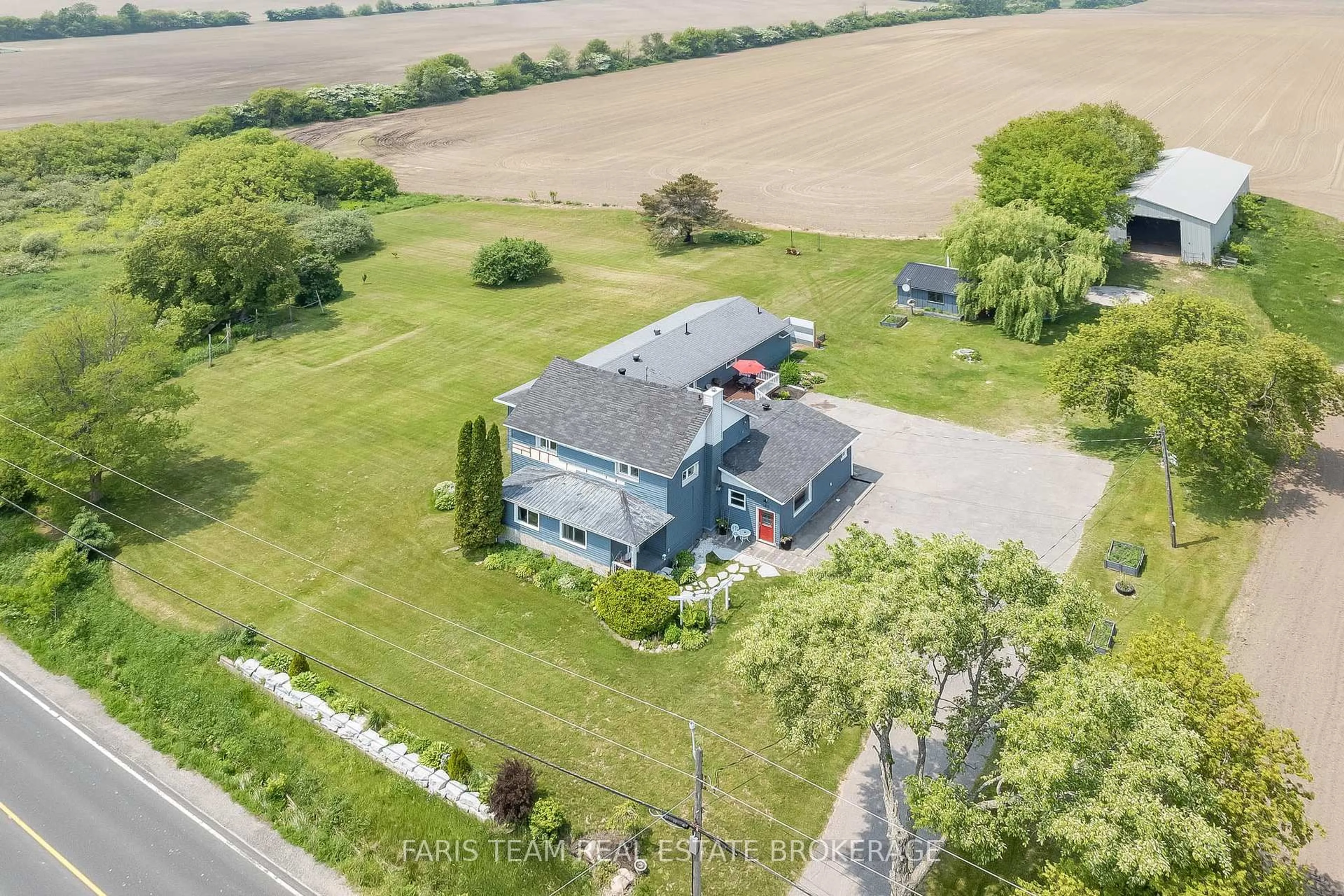 A pic from outside/outdoor area/front of a property/back of a property/a pic from drone, street for 160 Lafontaine Rd, Tiny Ontario L9M 0H1