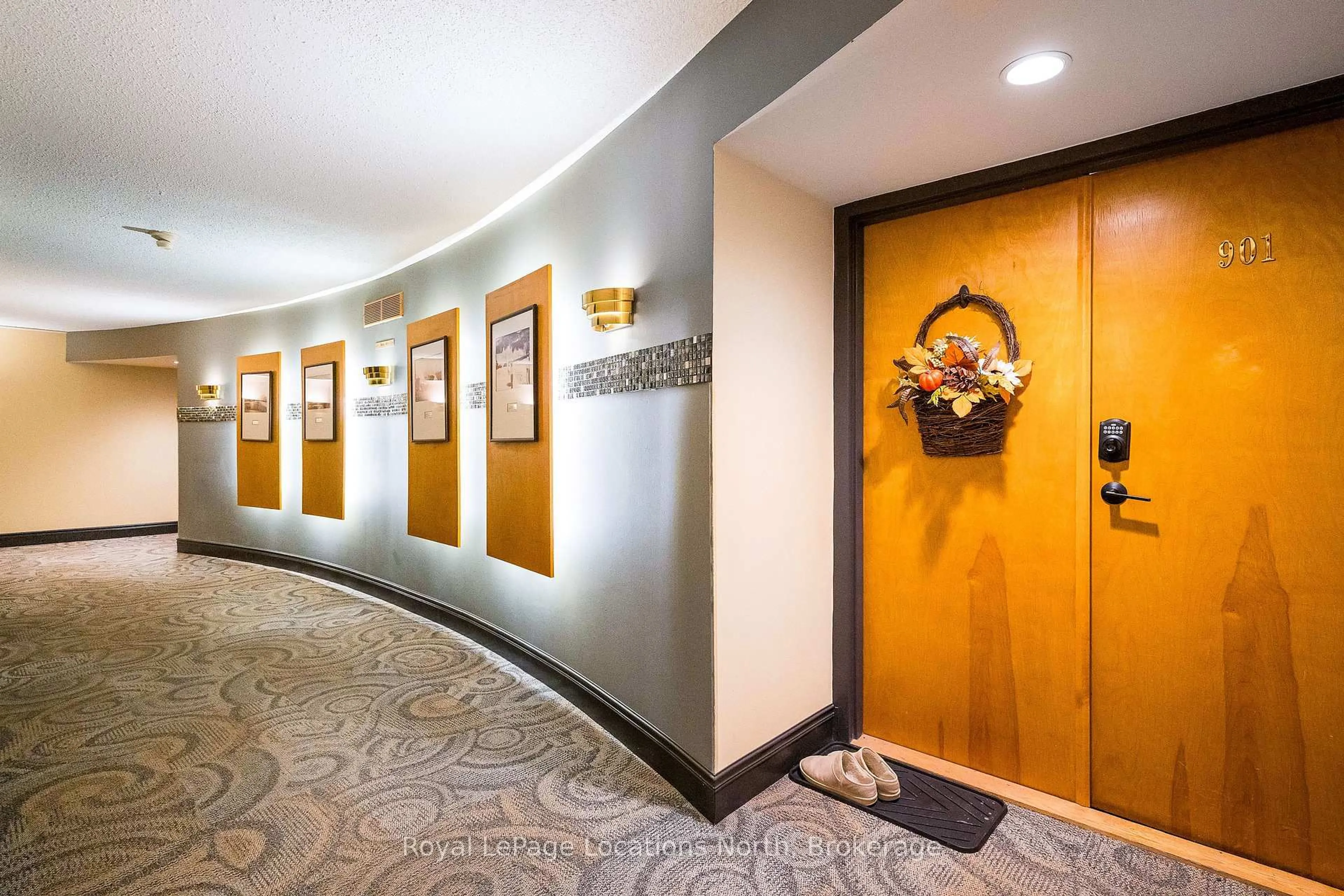 Indoor foyer for 24 Ramblings Way #901, Collingwood Ontario L9Y 5C6