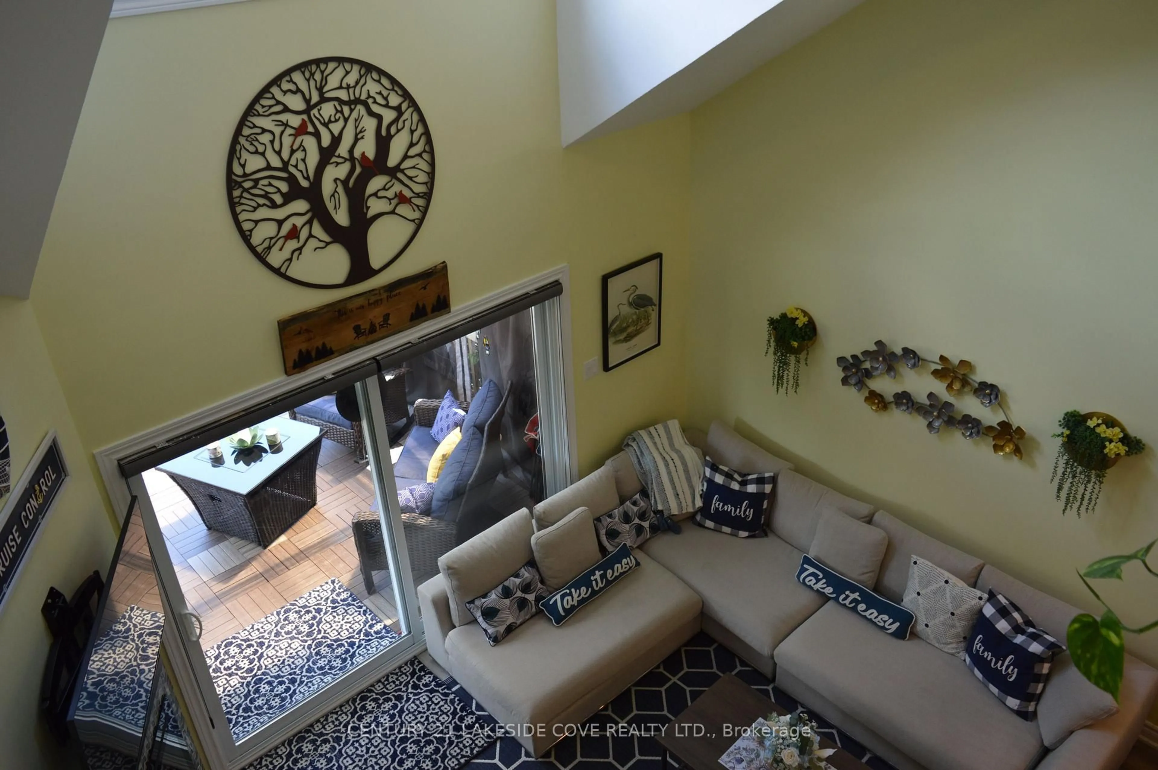 Indoor foyer for 41 Laguna Pkwy #Unit 8, Ramara Ontario L0K 1B0