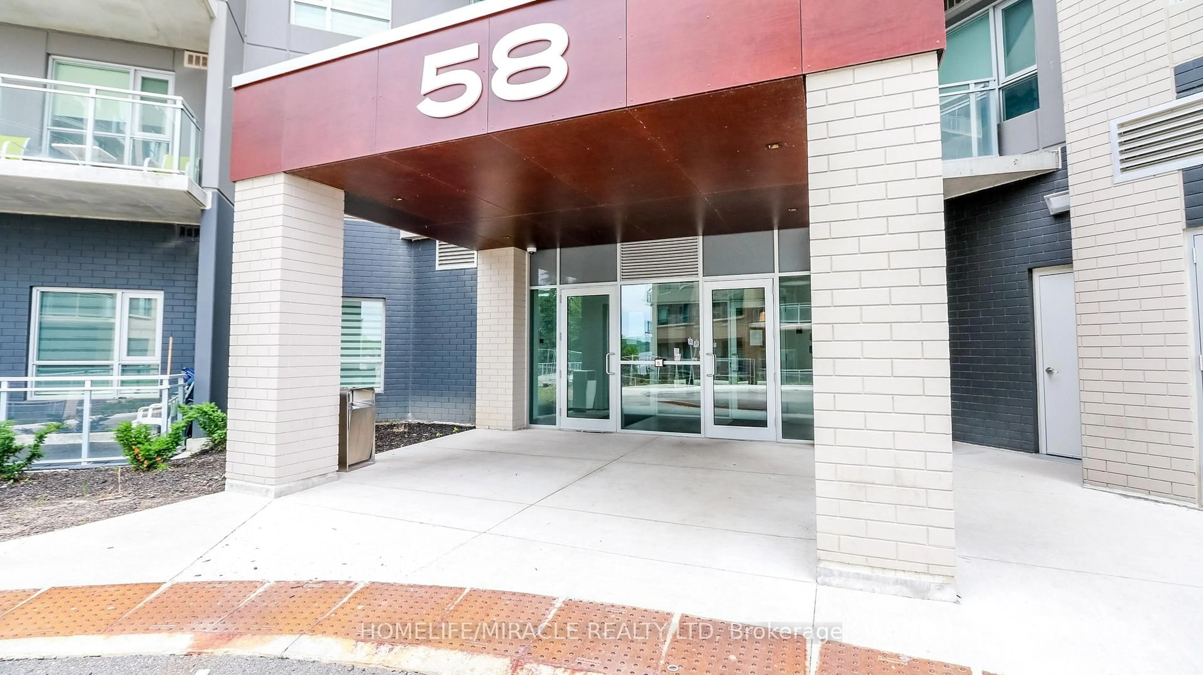 Indoor foyer for 58 Lakeside Terr #501, Barrie Ontario L4M 0L5