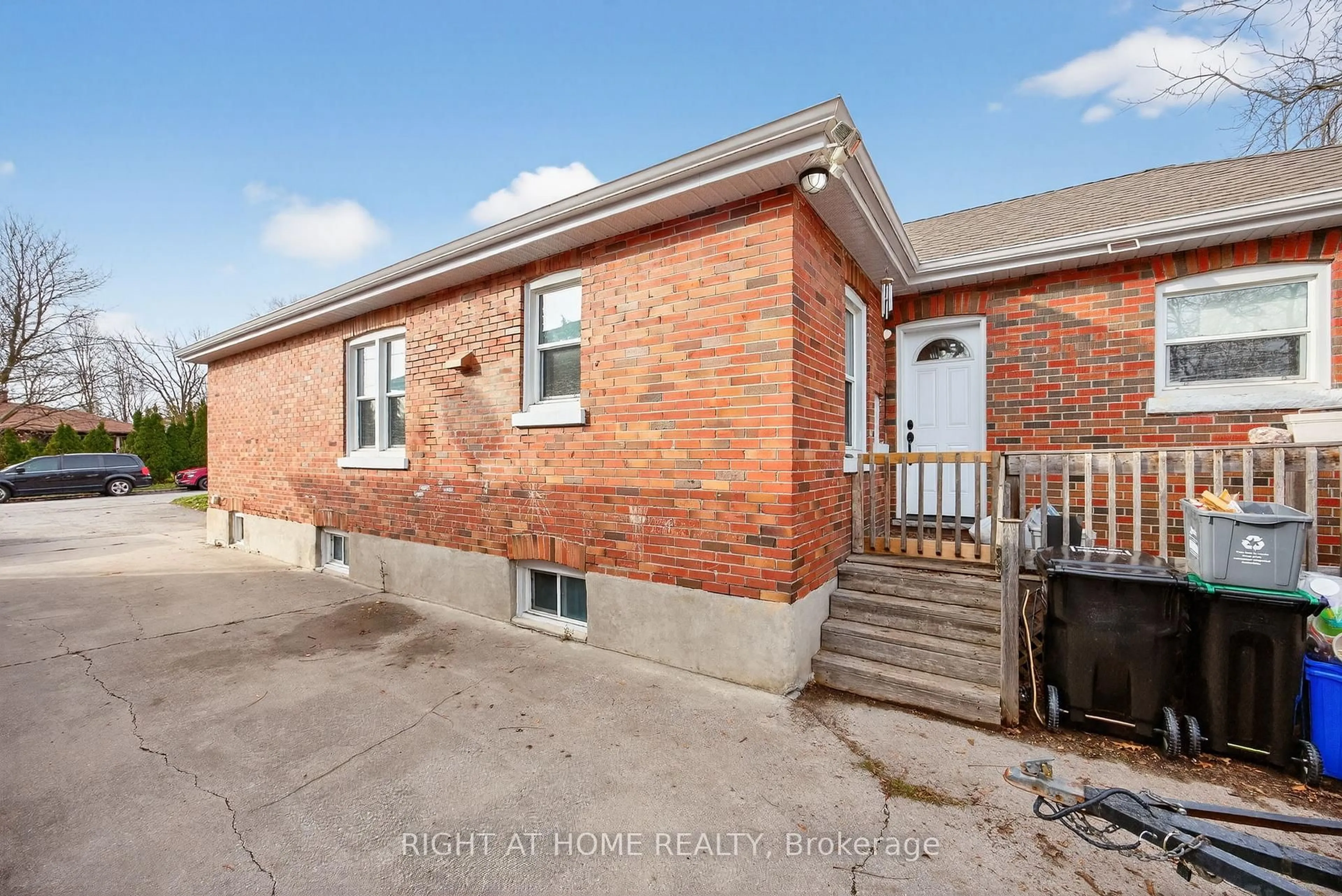 Home with brick exterior material, street for 25 Thomson St, Barrie Ontario L4N 1X4