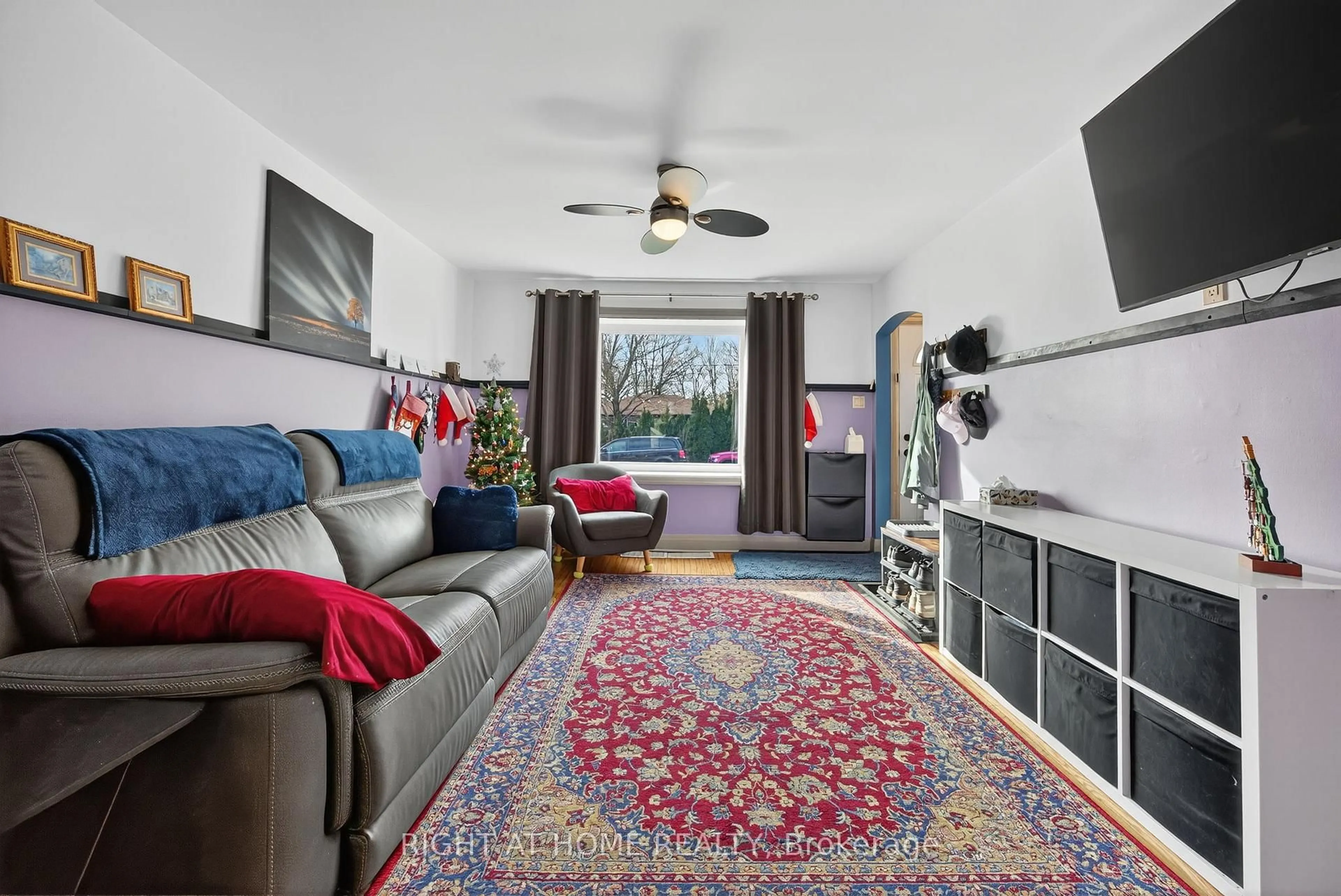 Living room with furniture, carpet floor for 25 Thomson St, Barrie Ontario L4N 1X4