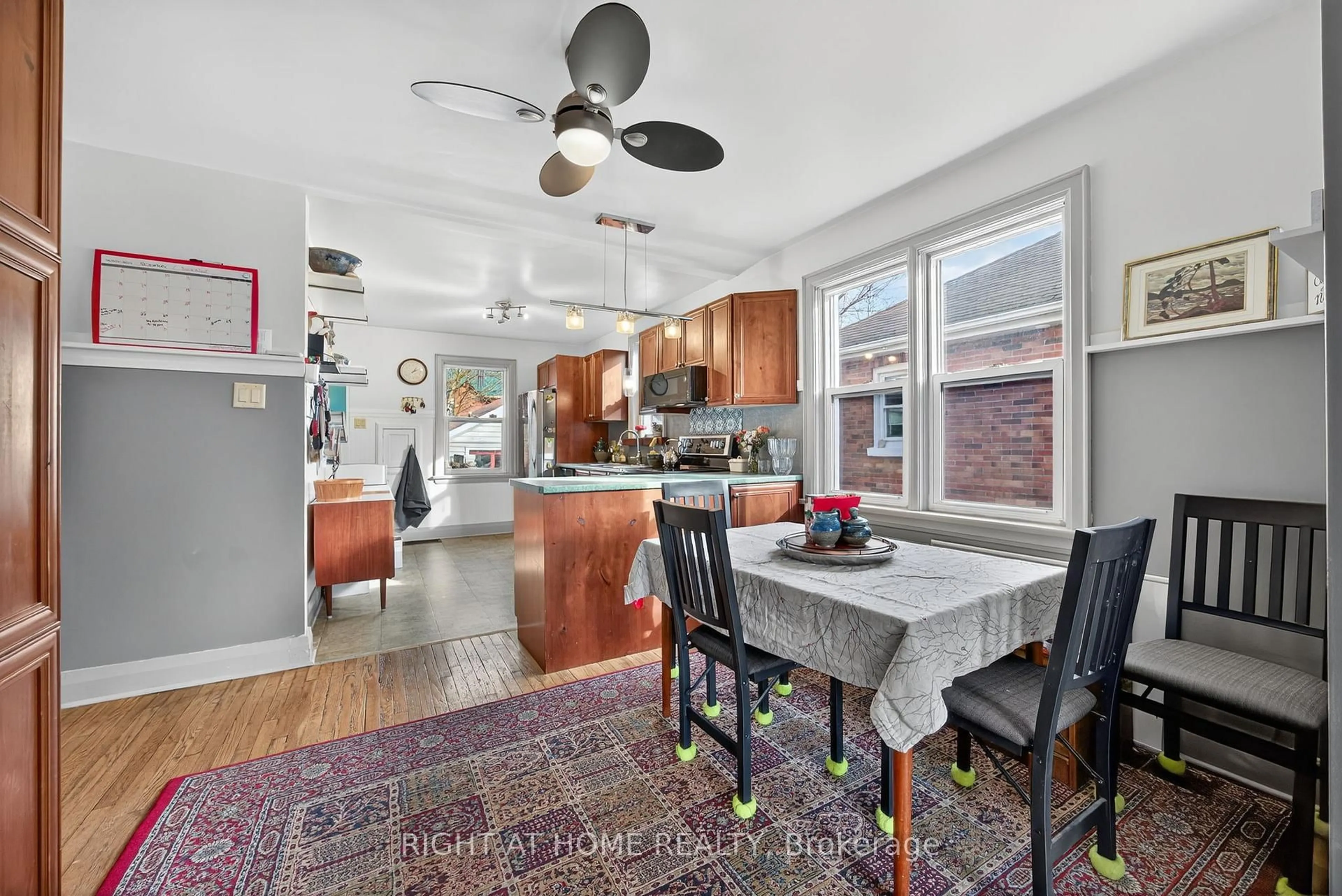 Open concept kitchen, ceramic/tile floor for 25 Thomson St, Barrie Ontario L4N 1X4