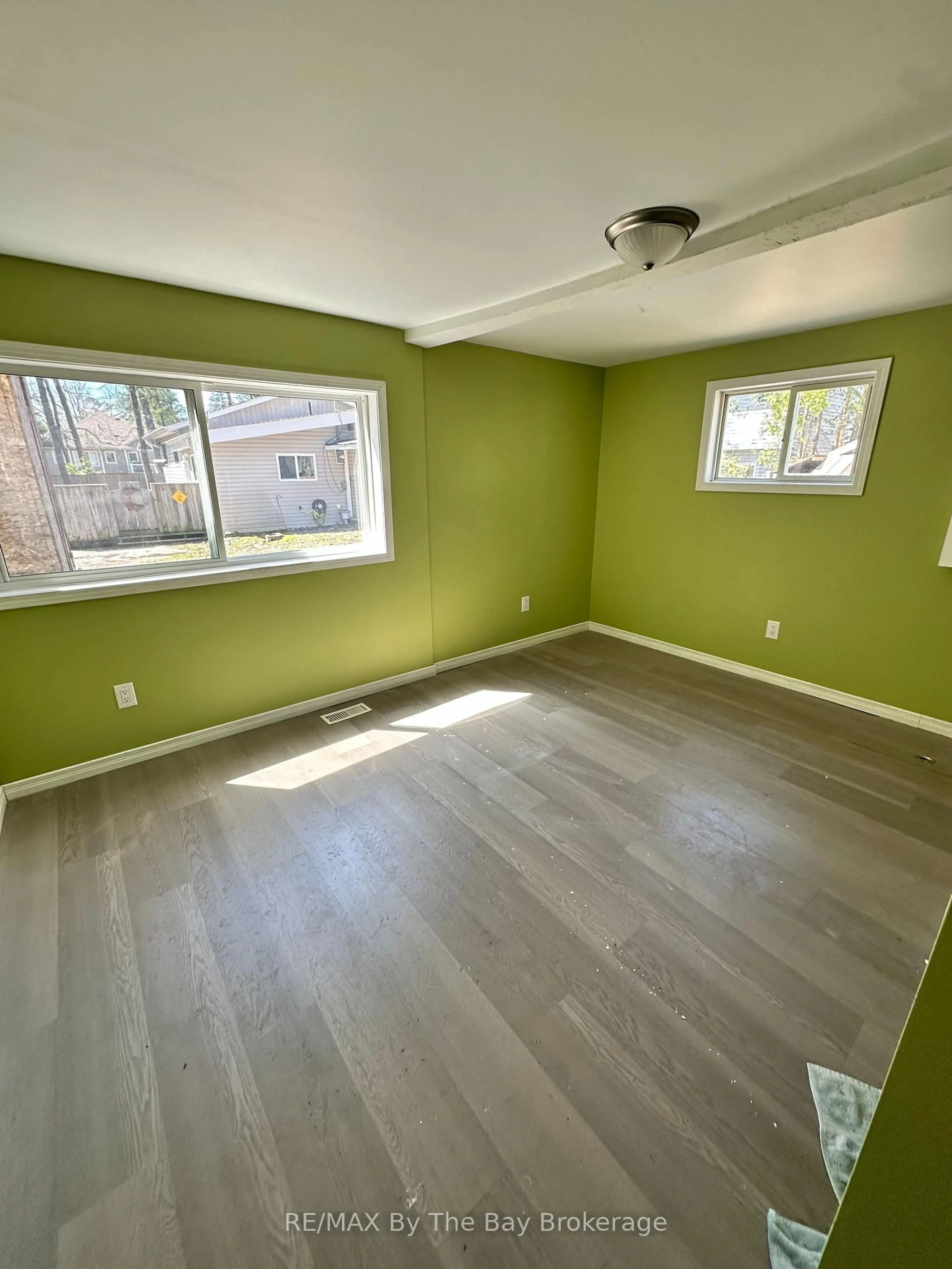 A pic of a room for 86 30th St, Wasaga Beach Ontario L9Z 2C8