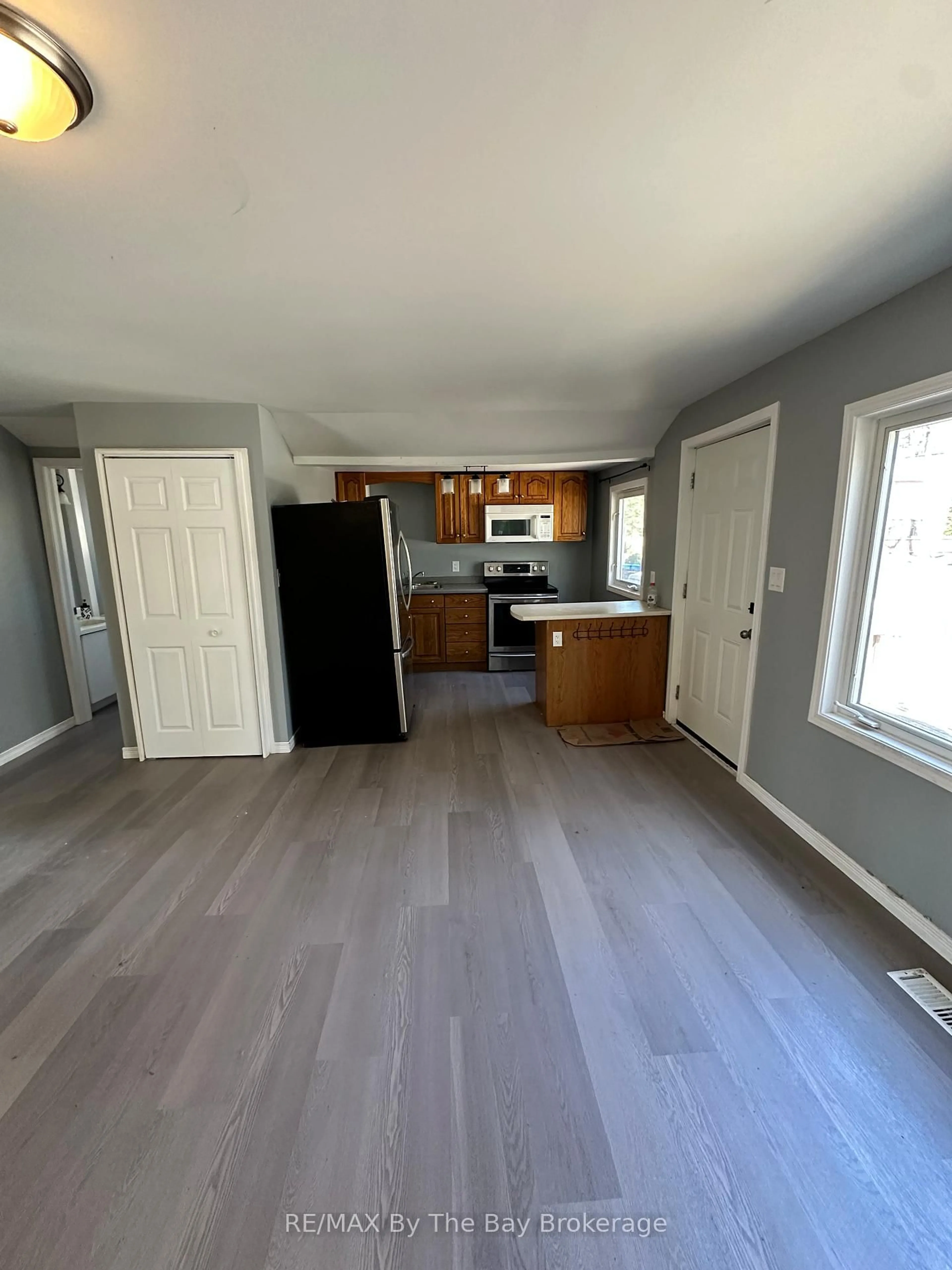 A pic of a room for 86 30th St, Wasaga Beach Ontario L9Z 2C8