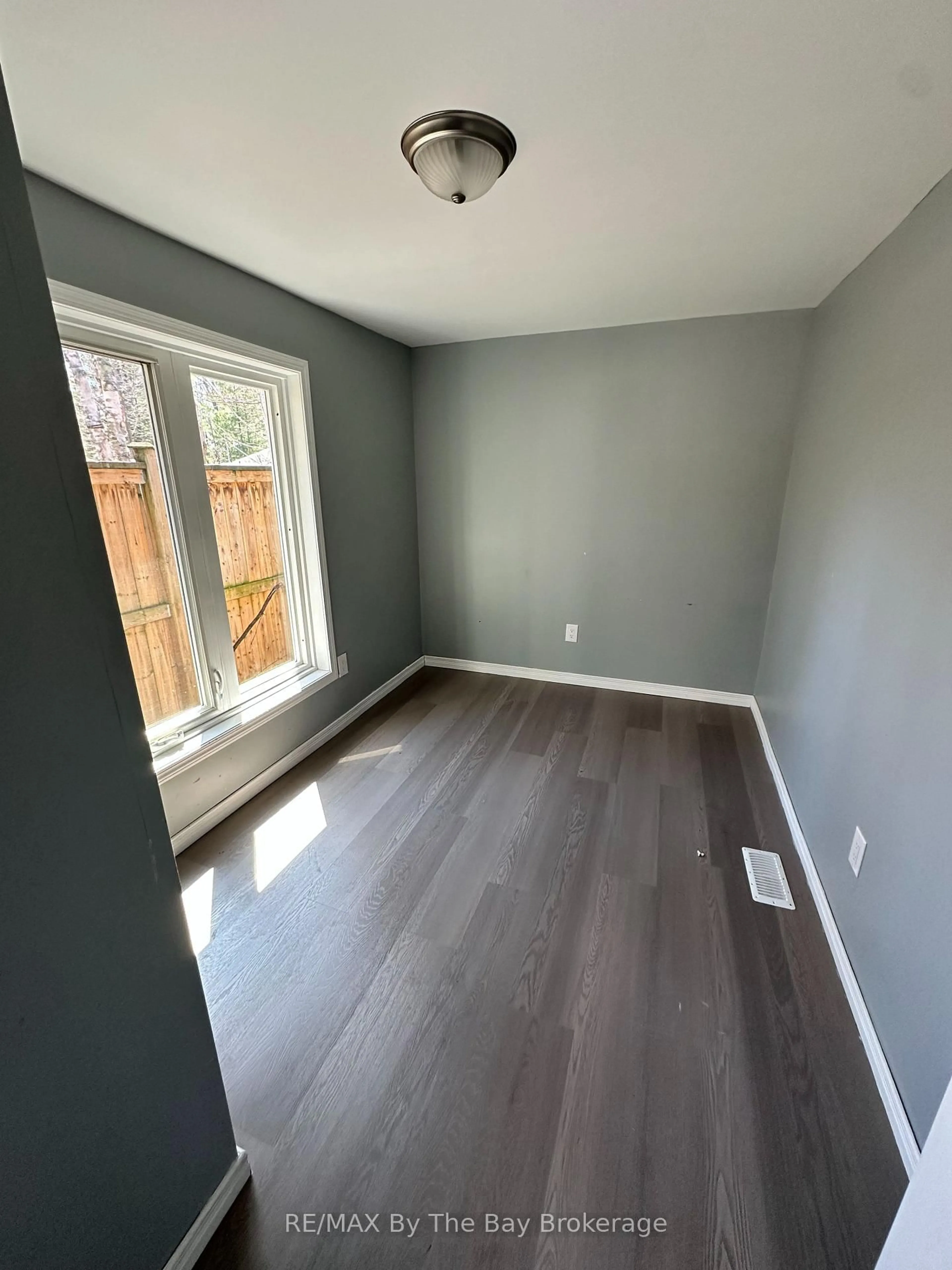 A pic of a room for 86 30th St, Wasaga Beach Ontario L9Z 2C8