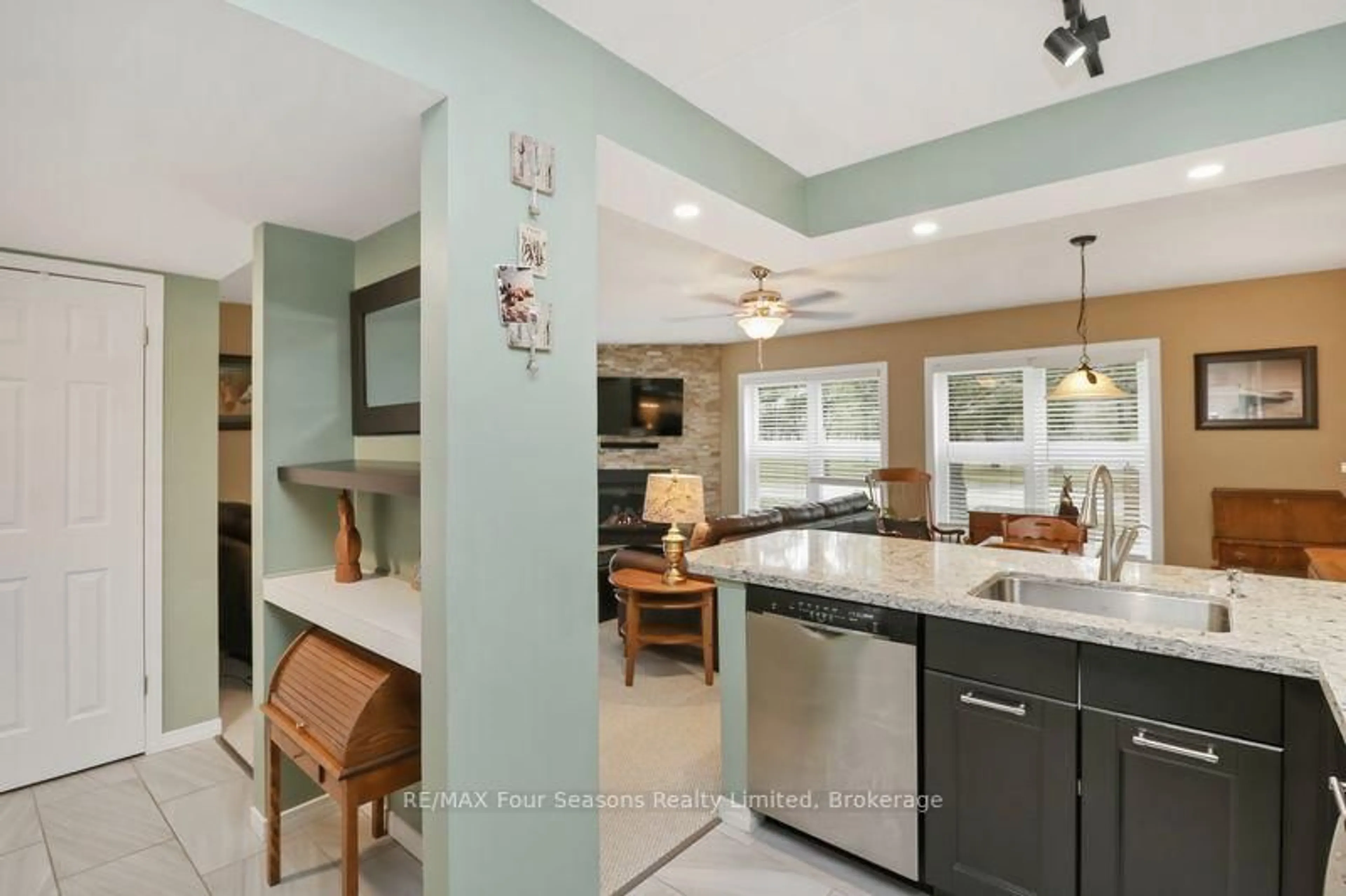 Open concept kitchen, ceramic/tile floor for 810 Suncrest Circ, Collingwood Ontario L9Y 5C7