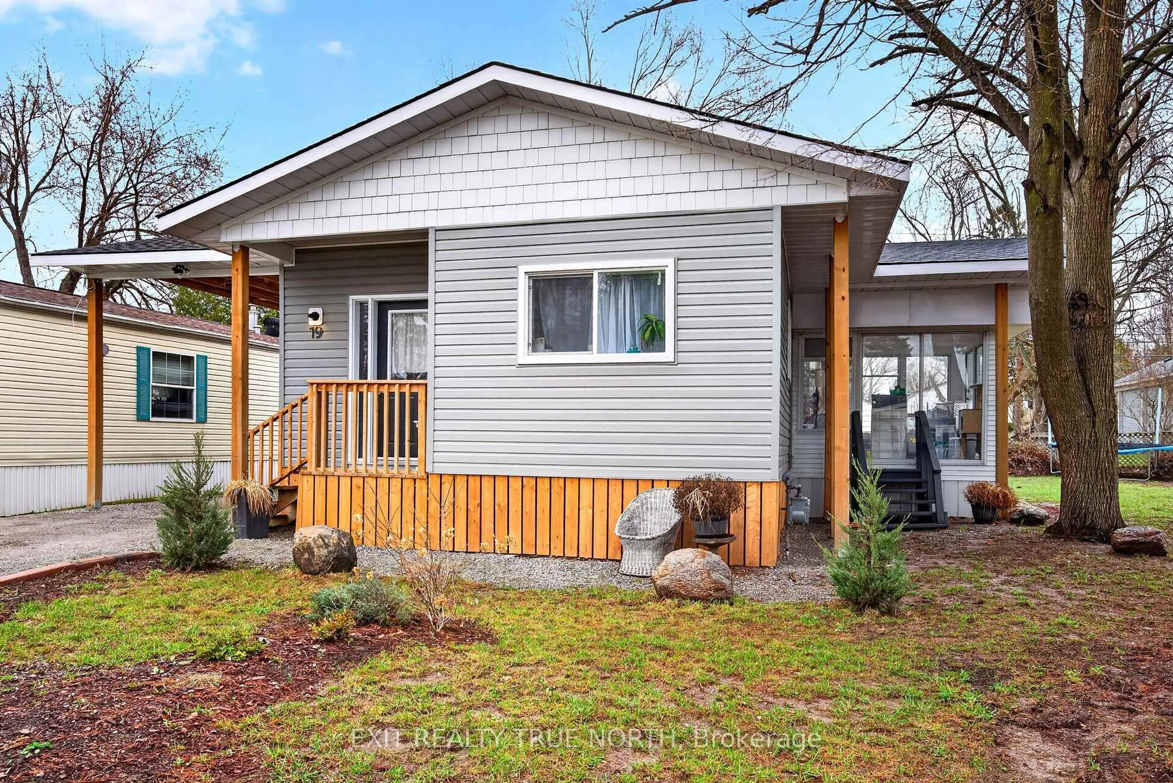 Home with vinyl exterior material, street for 19 Vic's Rd, Midland Ontario L4R 0B9