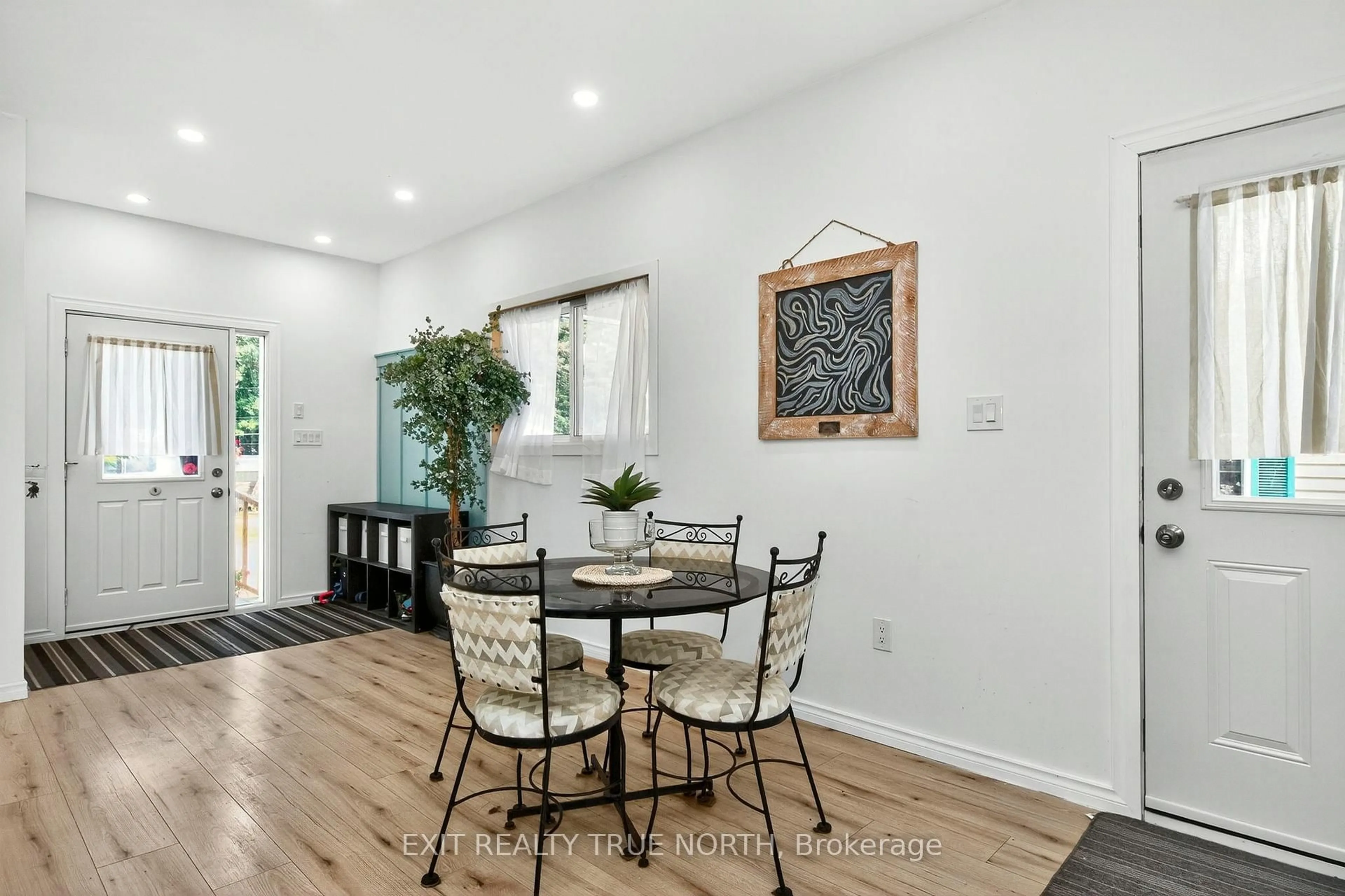 Dining room, unknown for 19 Vic's Rd, Midland Ontario L4R 0B9