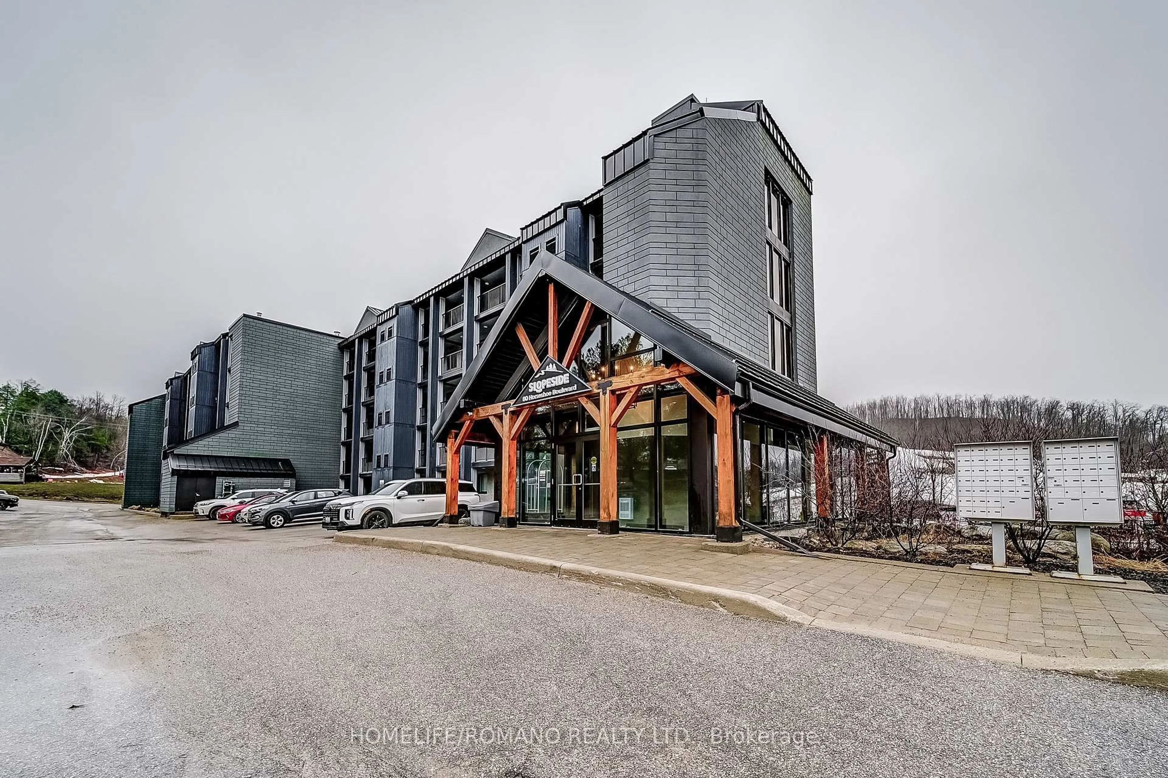 Indoor foyer for 80 Horseshoe Blvd #305, Oro-Medonte Ontario L4M 4Y8