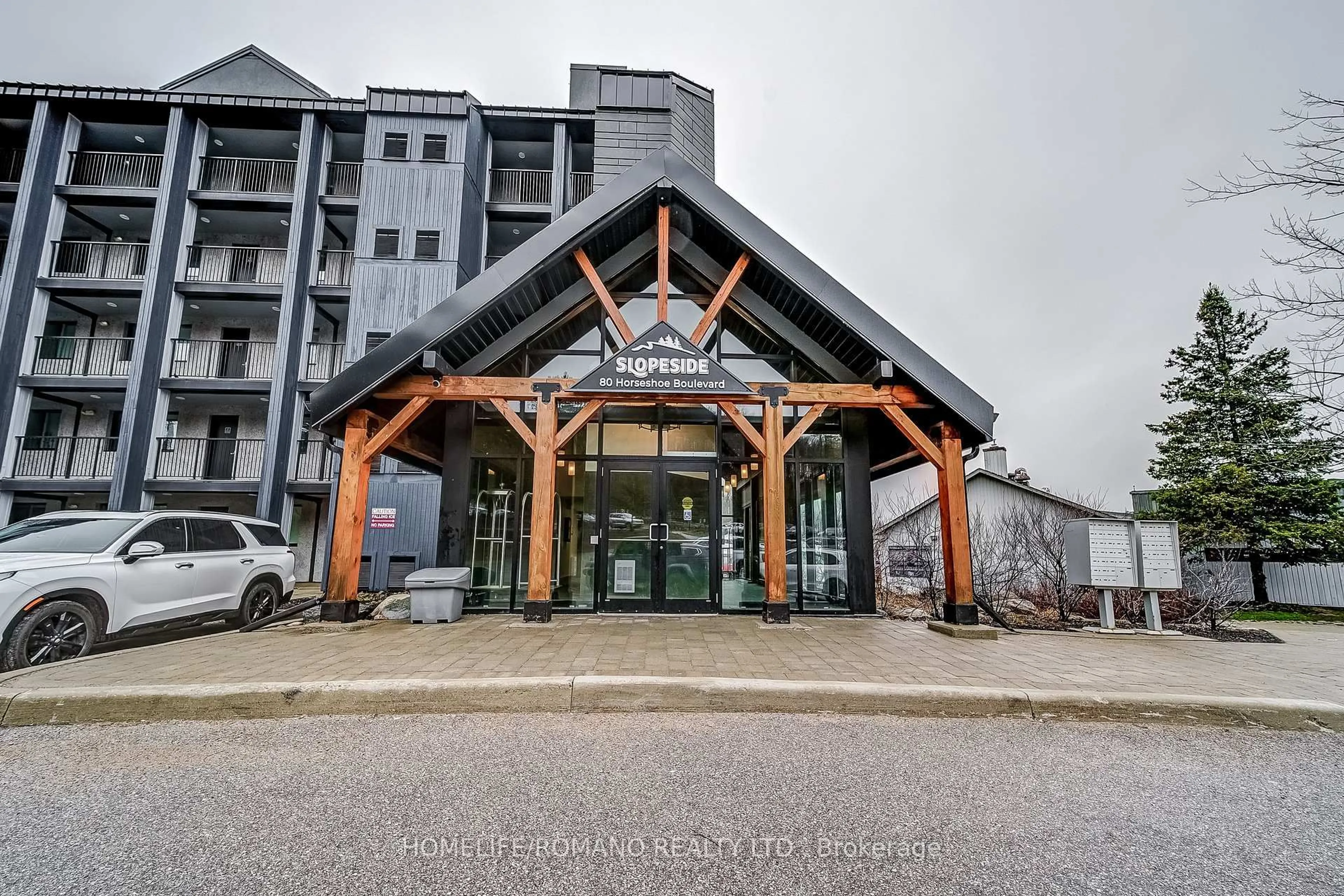 Indoor foyer for 80 Horseshoe Blvd #305, Oro-Medonte Ontario L4M 4Y8