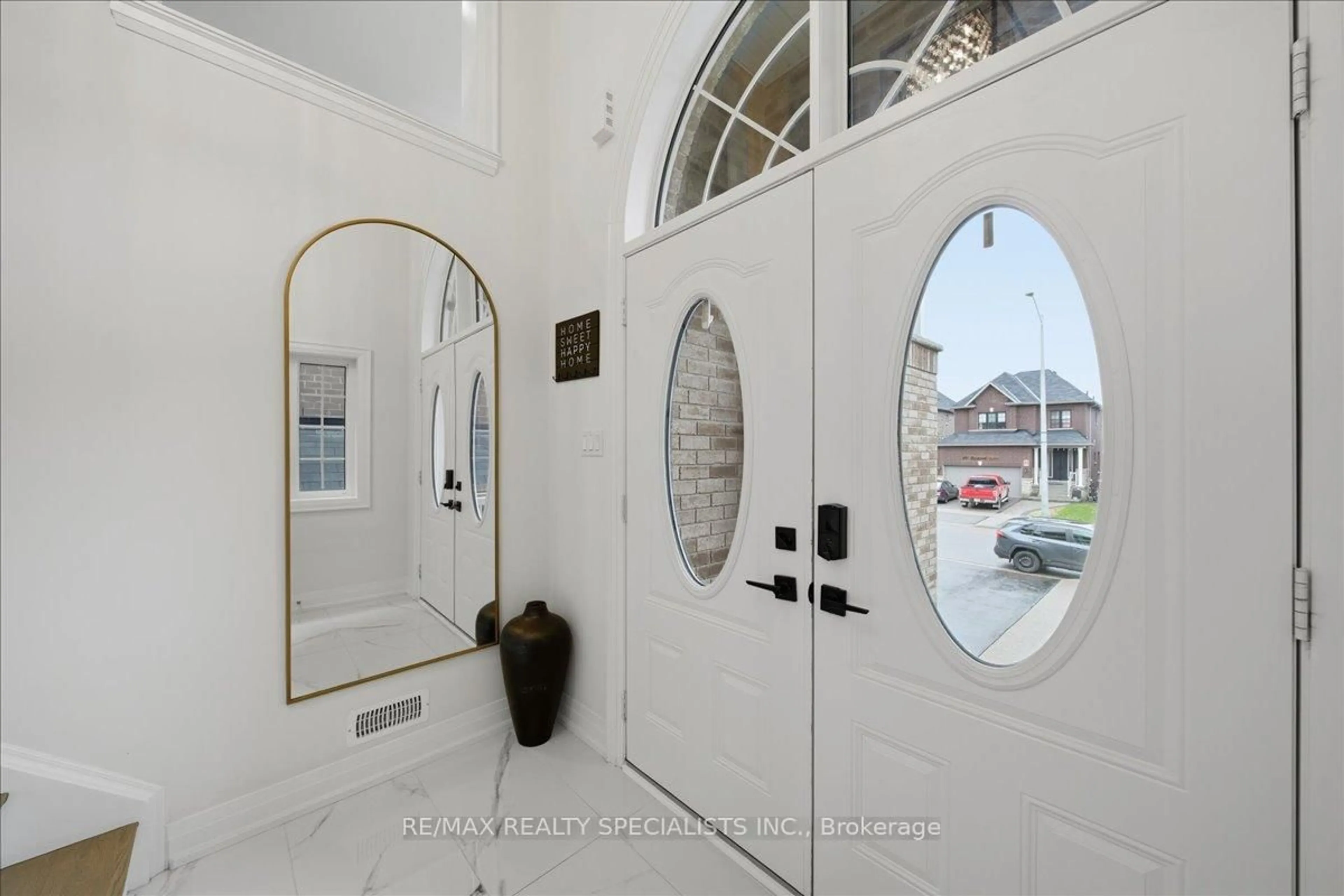 Indoor entryway for 186 Muirfield Dr, Barrie Ontario L4N 6K7