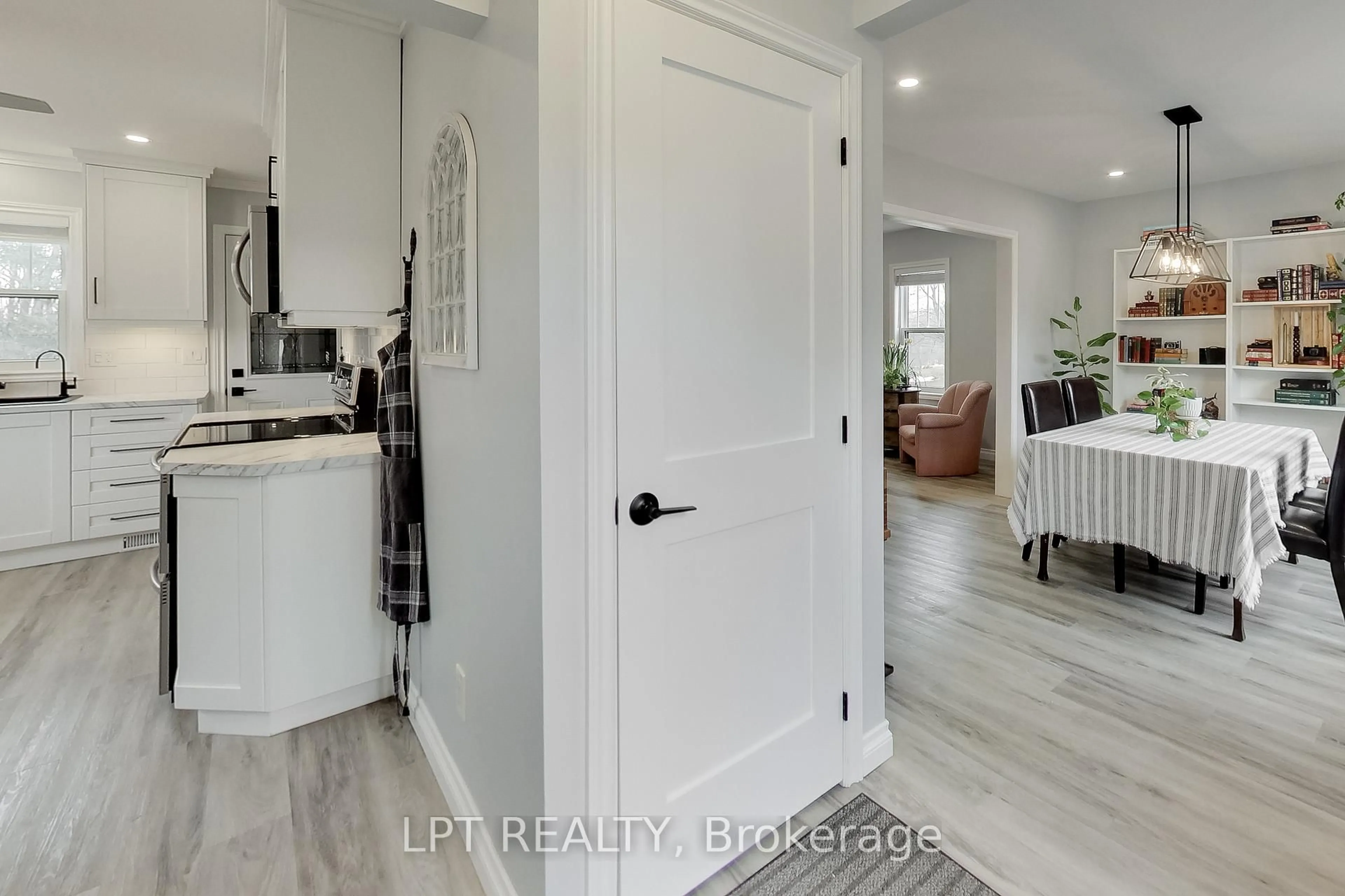 Indoor entryway for 33 Ridge Rd, Oro-Medonte Ontario L0L 2E0