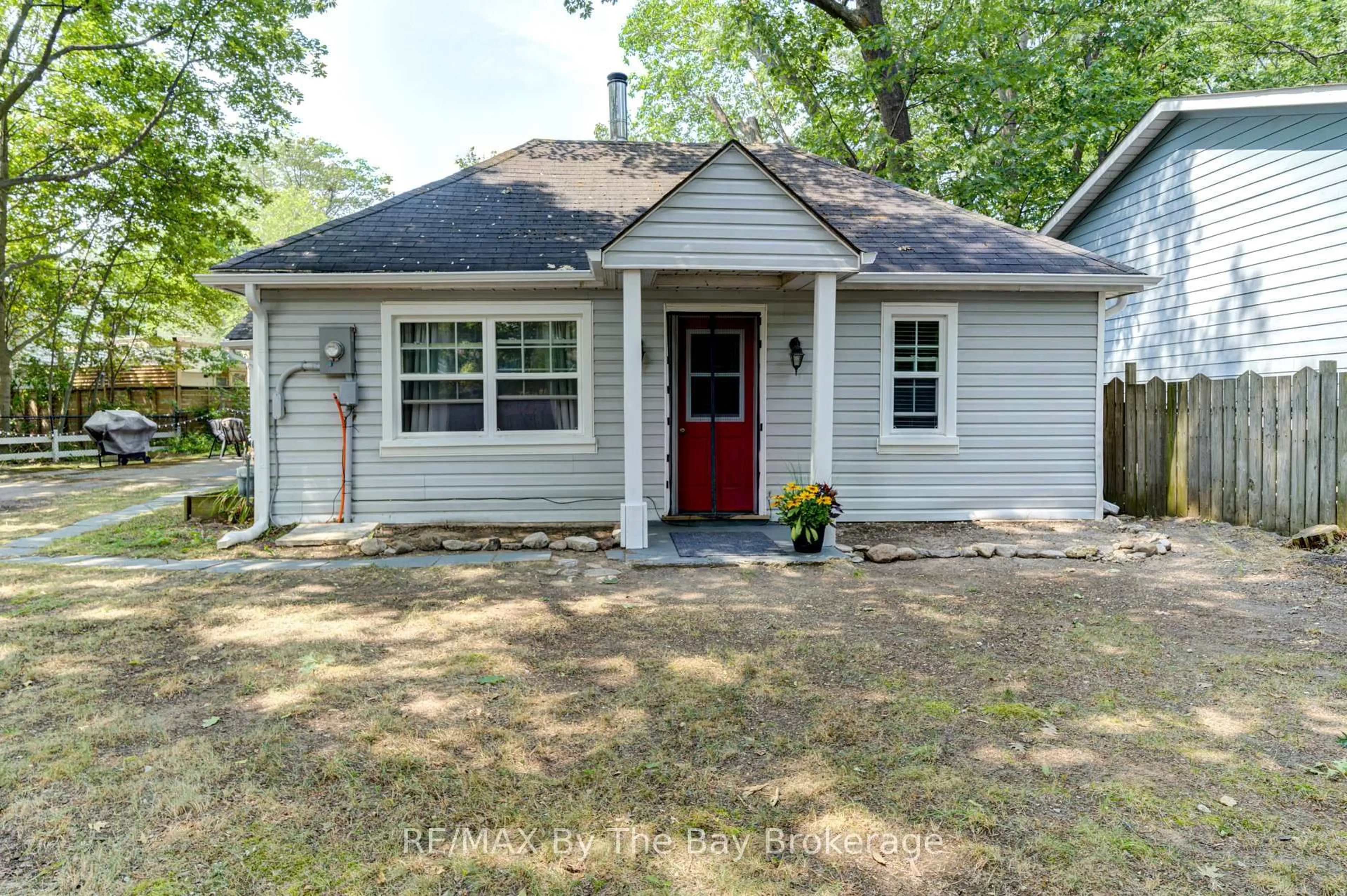 Home with vinyl exterior material, street for 110 24TH St, Wasaga Beach Ontario L9Z 2E7