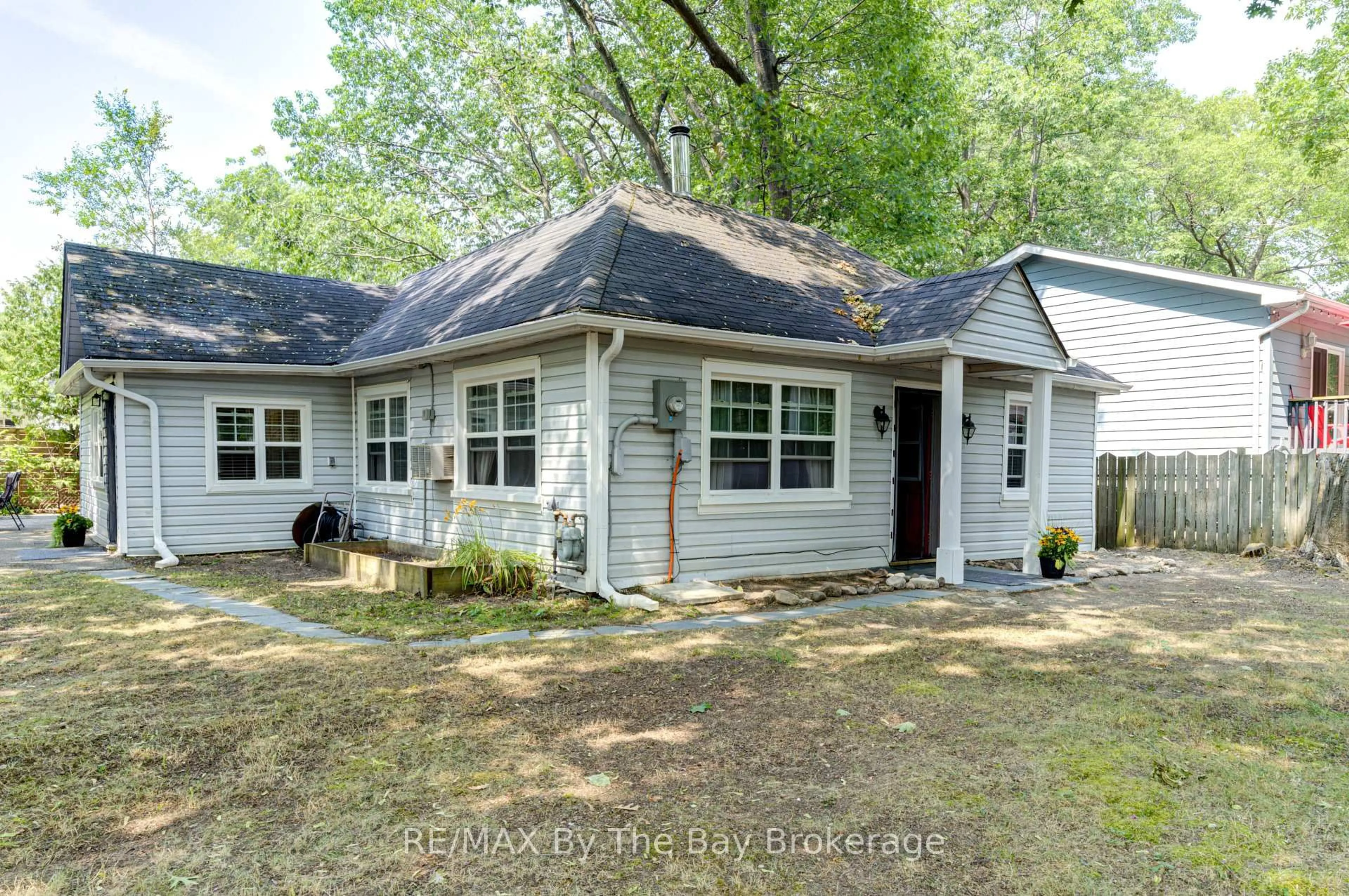 Home with vinyl exterior material, street for 110 24TH St, Wasaga Beach Ontario L9Z 2E7